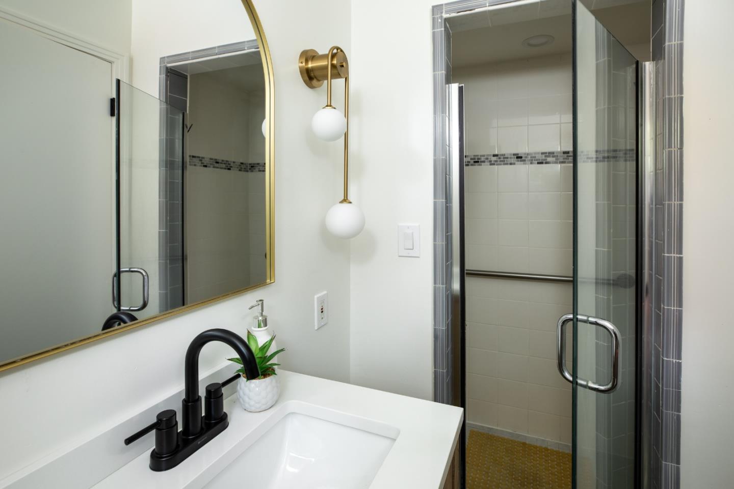 Detail Gallery Image 11 of 22 For 559 Hilbar Ln, Palo Alto,  CA 94303 - 3 Beds | 2 Baths