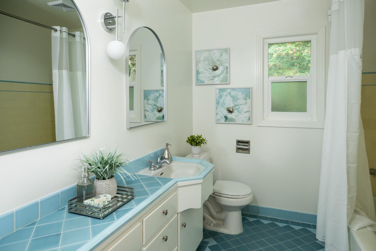 Detail Gallery Image 14 of 22 For 559 Hilbar Ln, Palo Alto,  CA 94303 - 3 Beds | 2 Baths