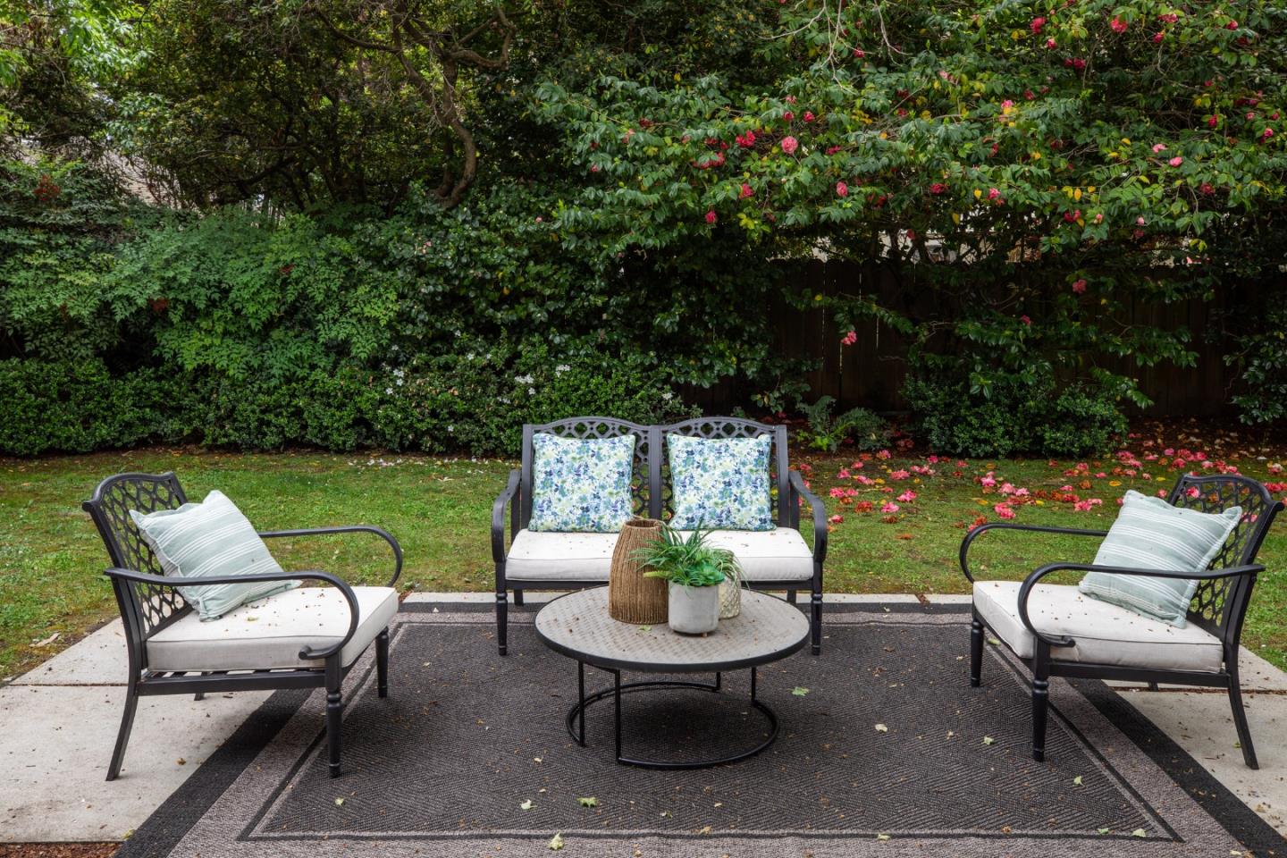 Detail Gallery Image 17 of 22 For 559 Hilbar Ln, Palo Alto,  CA 94303 - 3 Beds | 2 Baths