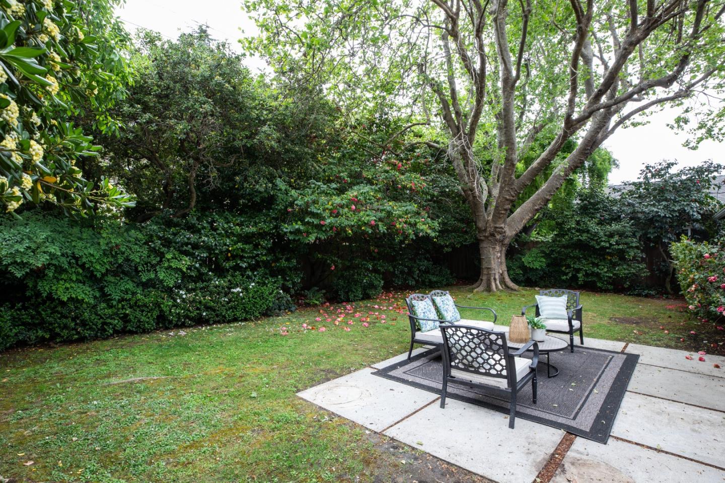 Detail Gallery Image 19 of 22 For 559 Hilbar Ln, Palo Alto,  CA 94303 - 3 Beds | 2 Baths