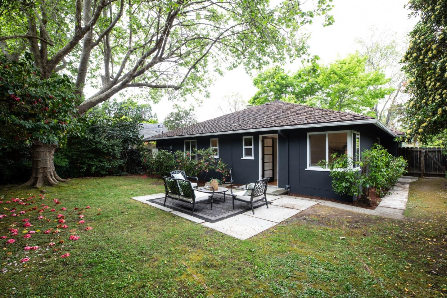 Detail Gallery Image 20 of 22 For 559 Hilbar Ln, Palo Alto,  CA 94303 - 3 Beds | 2 Baths