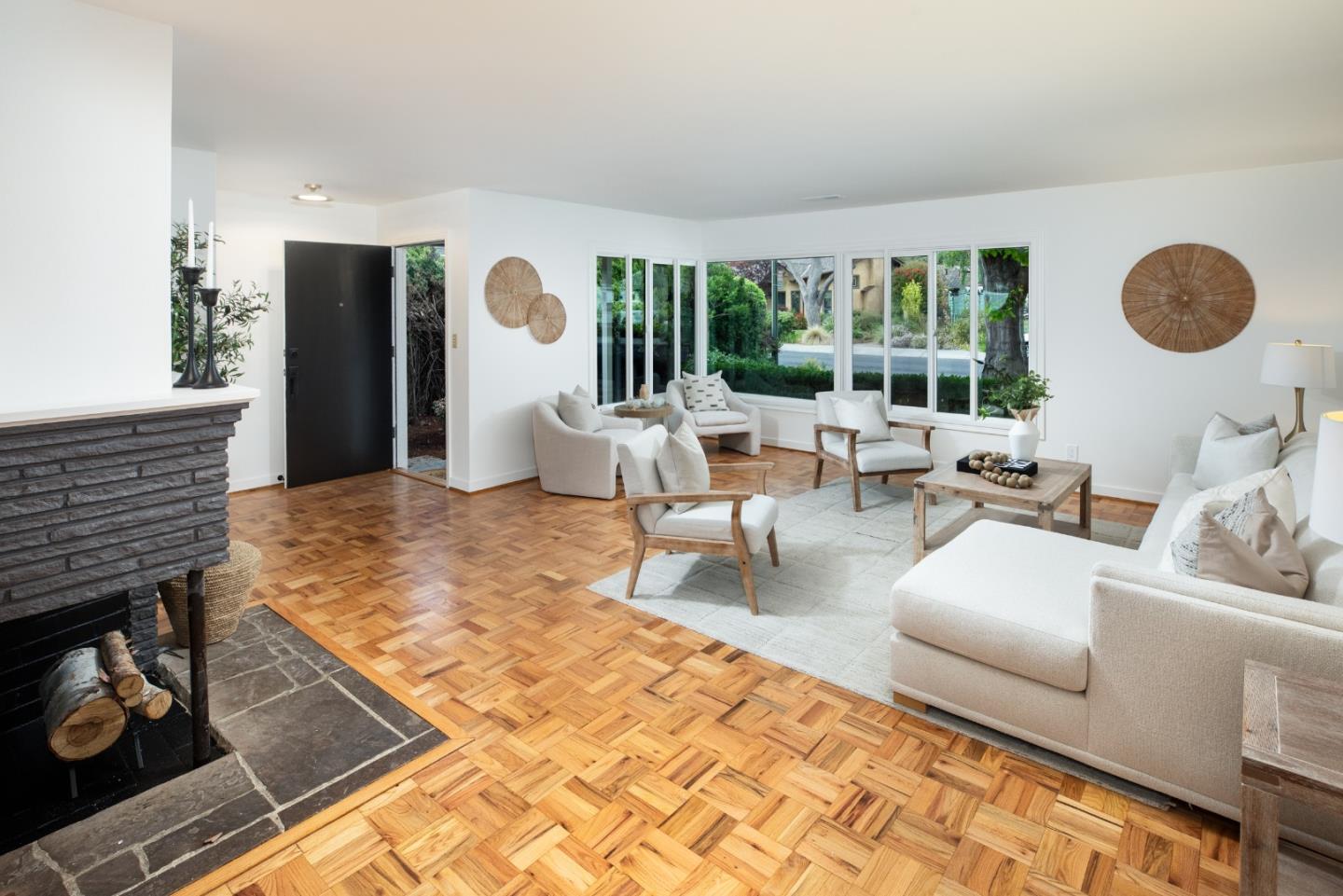 Detail Gallery Image 3 of 22 For 559 Hilbar Ln, Palo Alto,  CA 94303 - 3 Beds | 2 Baths