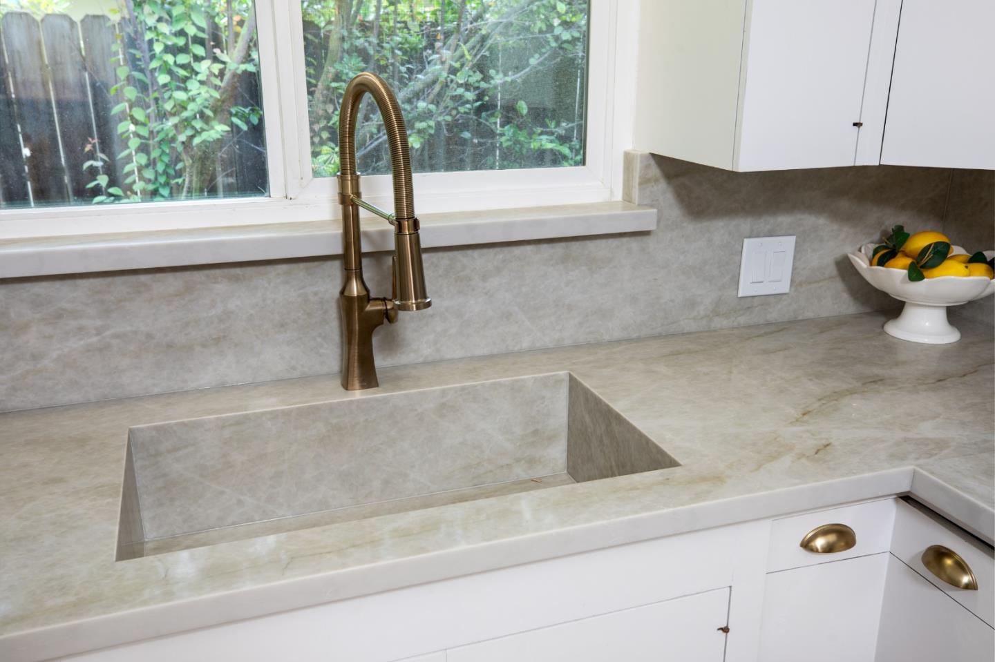 Detail Gallery Image 8 of 22 For 559 Hilbar Ln, Palo Alto,  CA 94303 - 3 Beds | 2 Baths