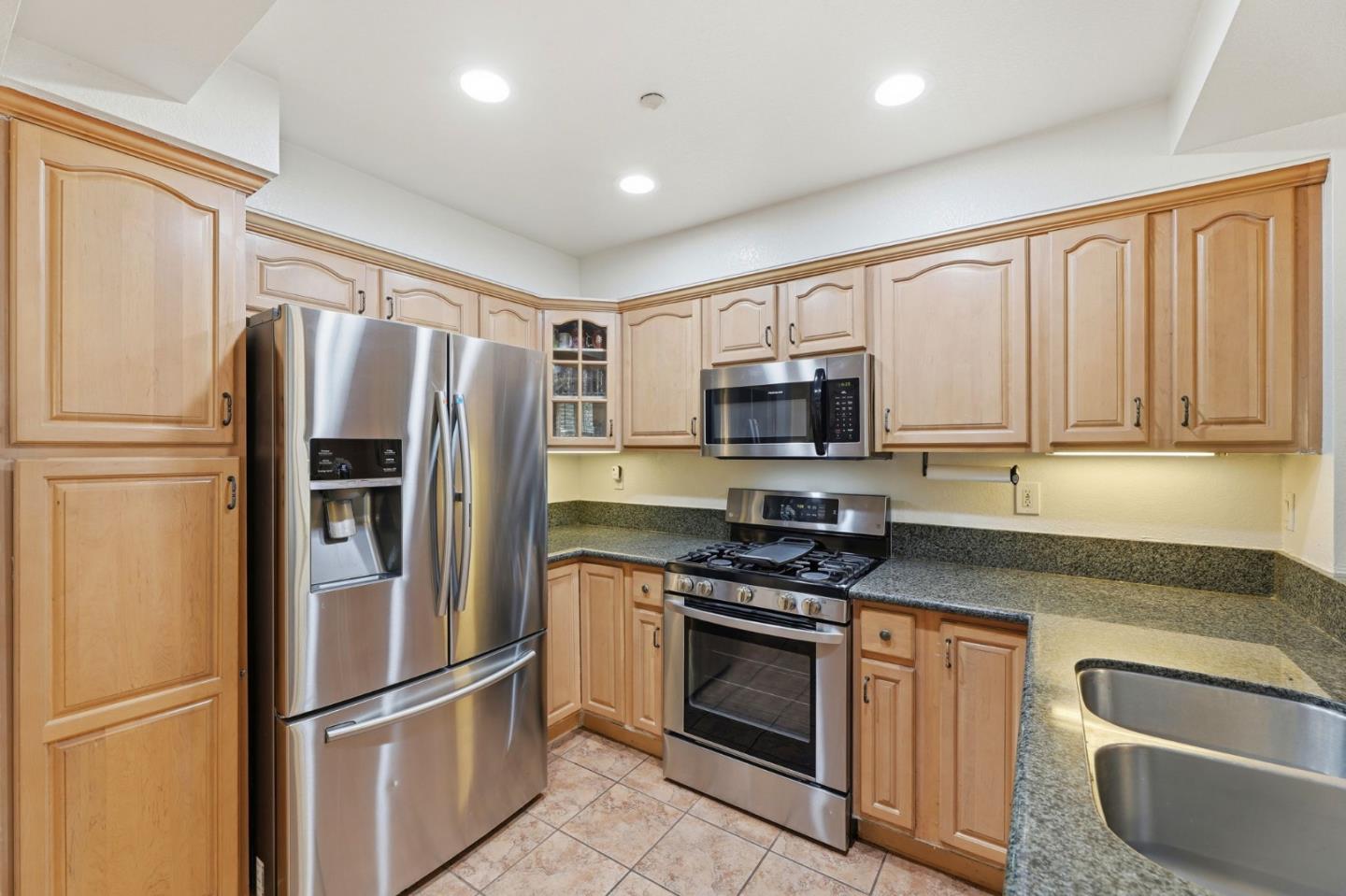 Detail Gallery Image 13 of 37 For 6995 Rodling Dr #F,  San Jose,  CA 95138 - 3 Beds | 3 Baths