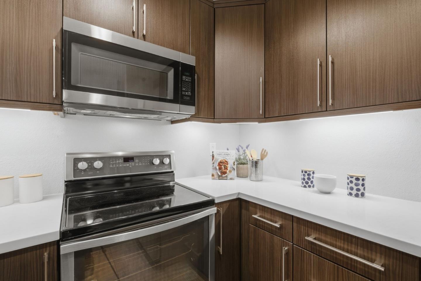 Detail Gallery Image 8 of 47 For 1264 Coyote Creek Pl, San Jose,  CA 95116 - 2 Beds | 2 Baths