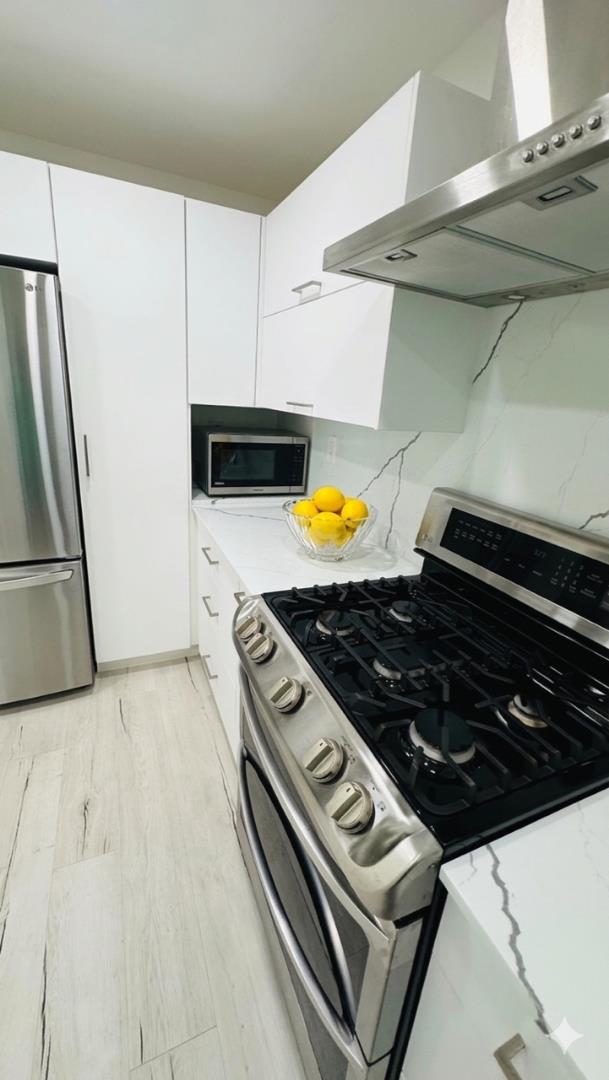 Detail Gallery Image 3 of 8 For 930 California #105,  Santa Monica,  CA 90403 - 2 Beds | 2 Baths