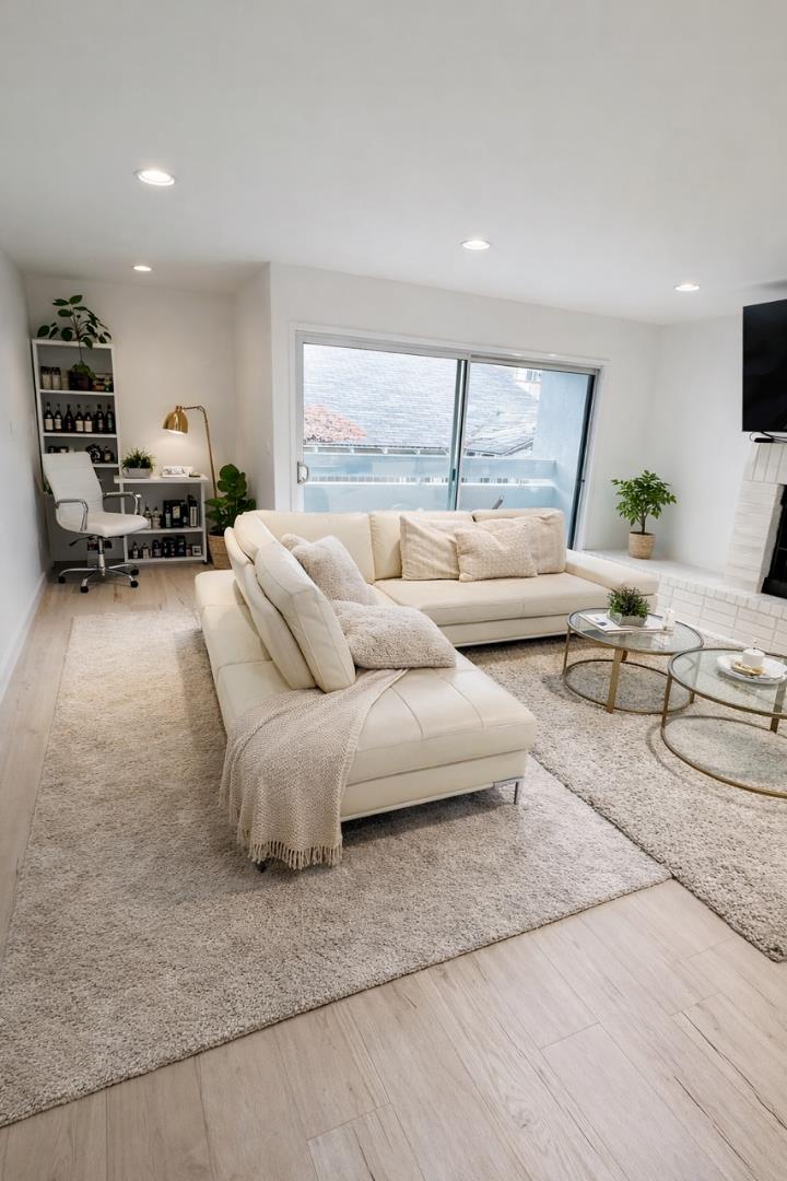 Detail Gallery Image 4 of 8 For 930 California #105,  Santa Monica,  CA 90403 - 2 Beds | 2 Baths