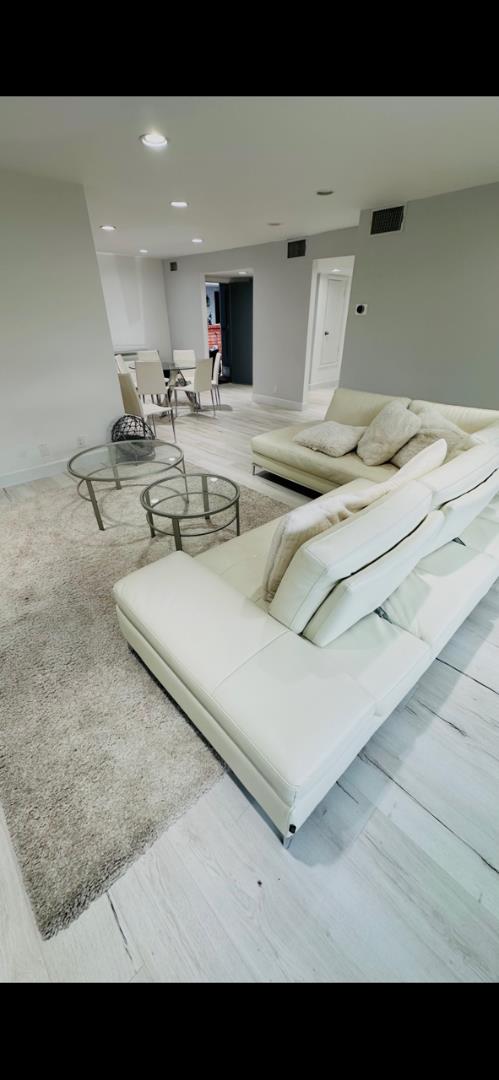 Detail Gallery Image 5 of 8 For 930 California #105,  Santa Monica,  CA 90403 - 2 Beds | 2 Baths