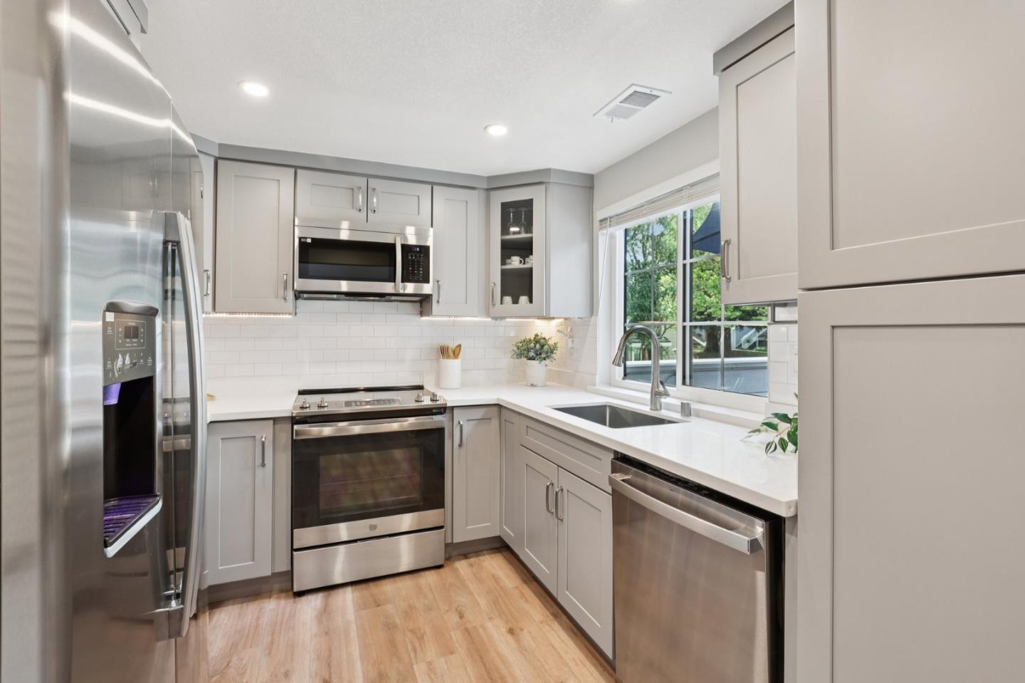 Detail Gallery Image 10 of 62 For 2890 Buena Crest Ct, San Jose,  CA 95121 - 2 Beds | 2 Baths