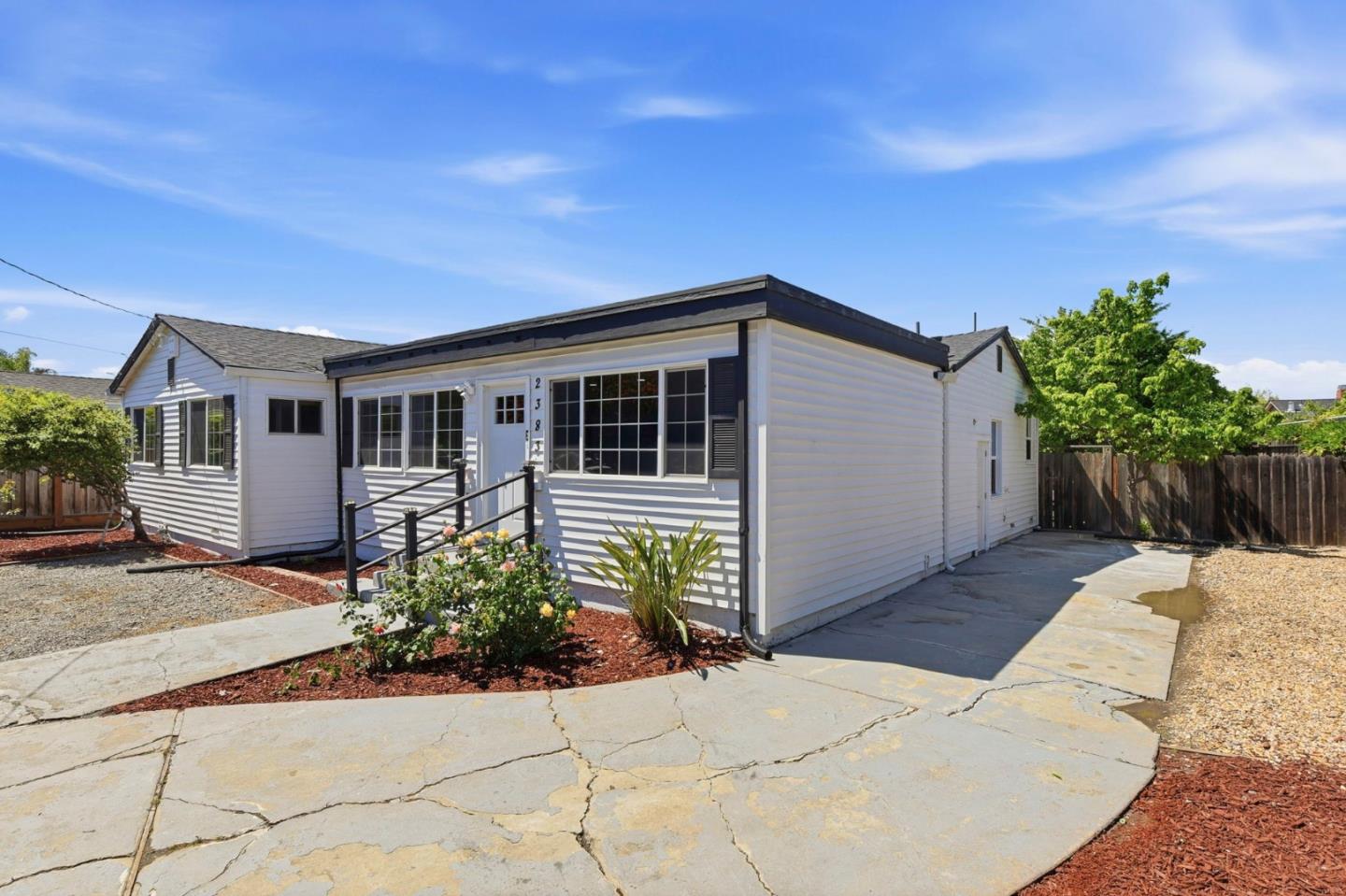 Detail Gallery Image 3 of 38 For 2383 Menalto Ave, East Palo Alto,  CA 94303 - 4 Beds | 2 Baths