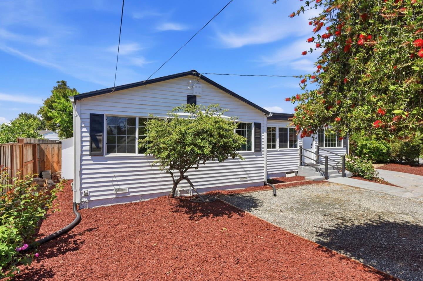 Detail Gallery Image 4 of 38 For 2383 Menalto Ave, East Palo Alto,  CA 94303 - 4 Beds | 2 Baths