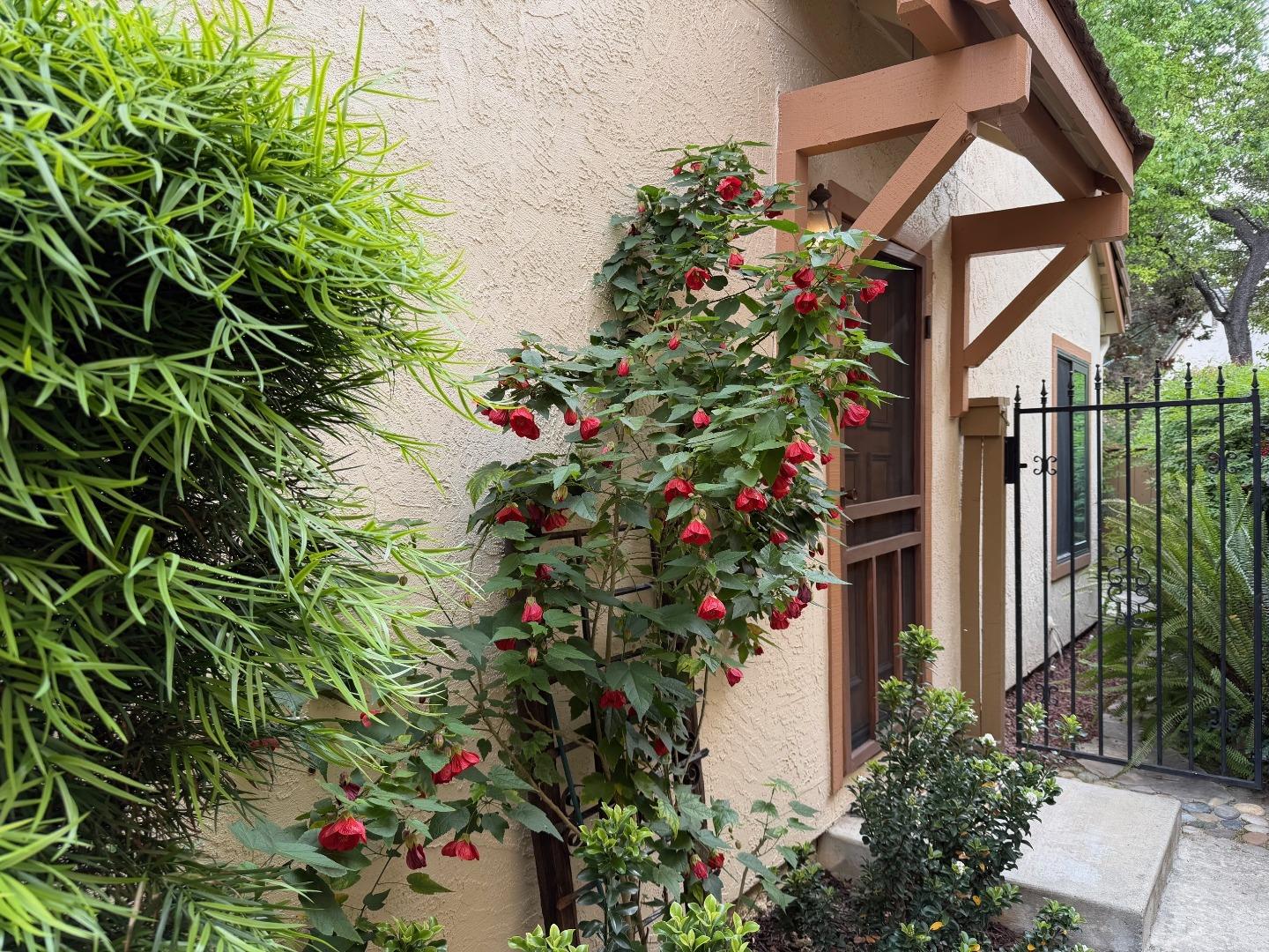 Detail Gallery Image 2 of 23 For 1362 Keenan Way, San Jose,  CA 95125 - 2 Beds | 2/1 Baths