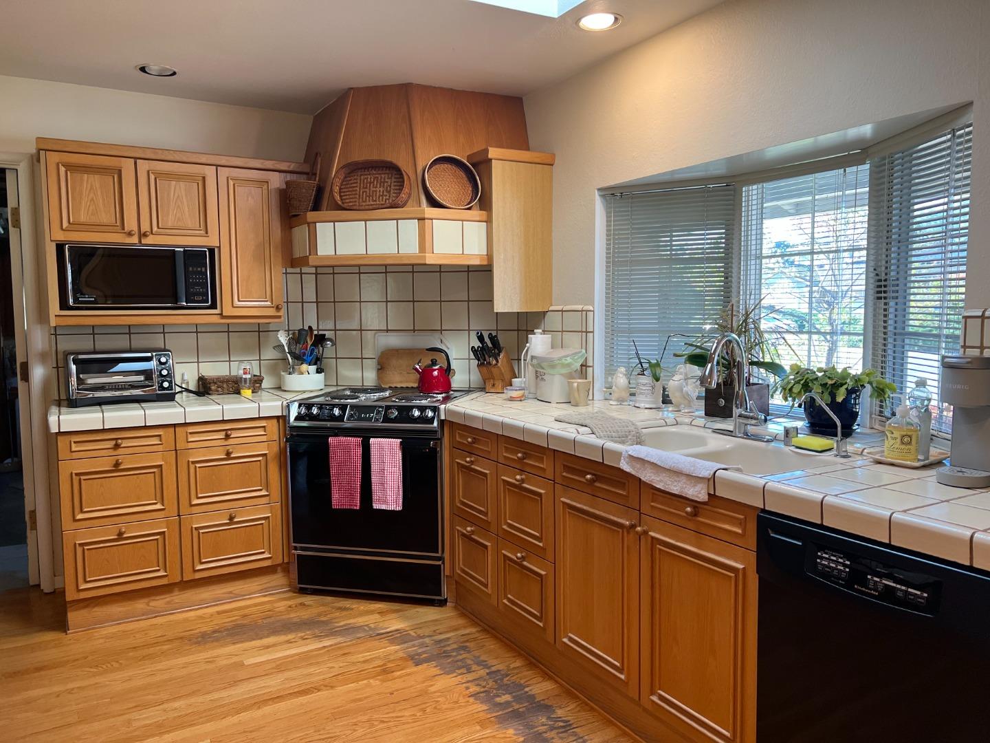 Detail Gallery Image 10 of 16 For 493 Casita Way, Los Altos,  CA 94022 - 3 Beds | 2 Baths