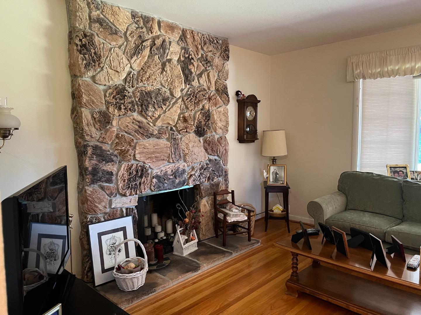 Detail Gallery Image 8 of 16 For 493 Casita Way, Los Altos,  CA 94022 - 3 Beds | 2 Baths