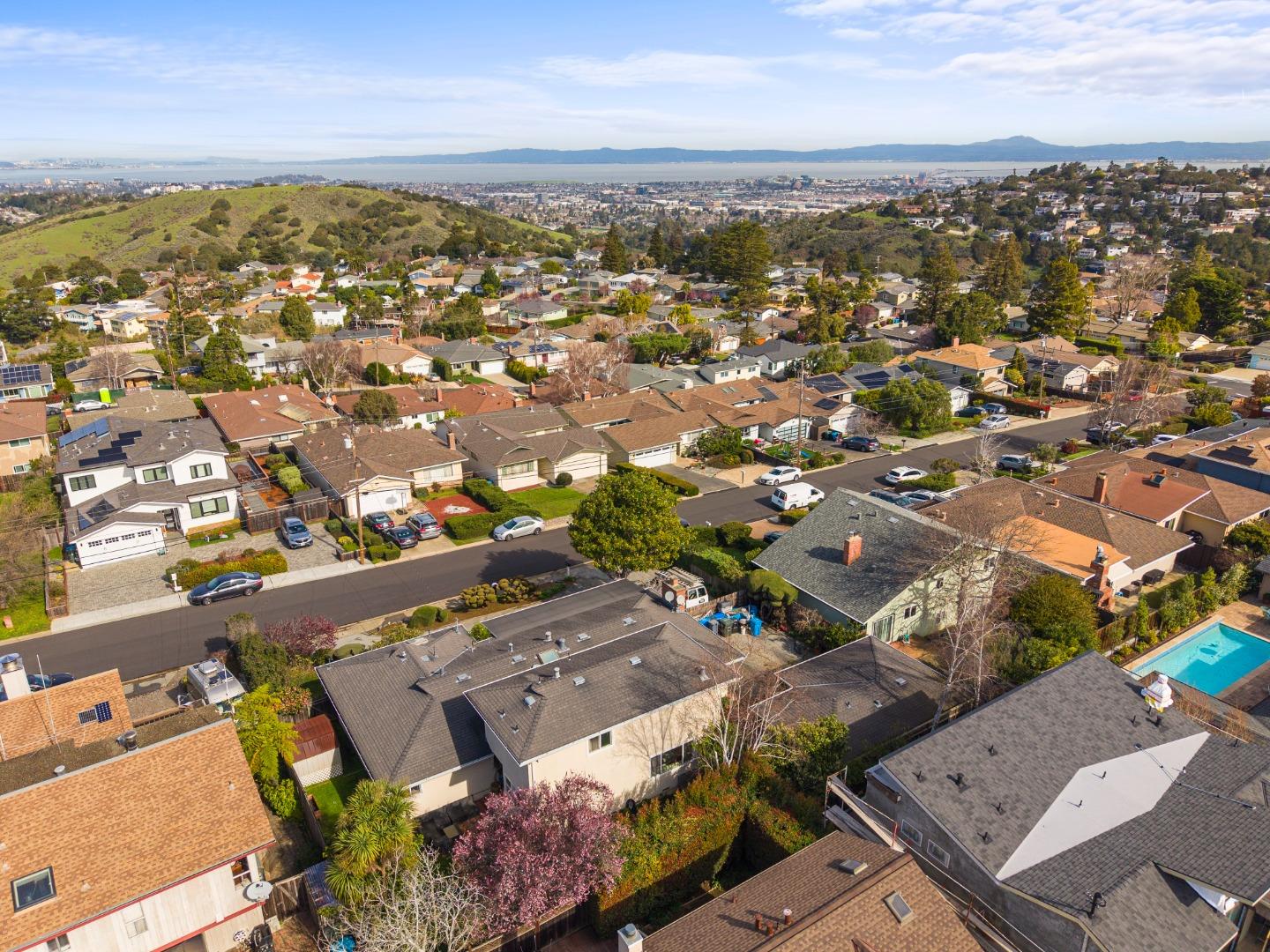 Detail Gallery Image 27 of 28 For 2725 Belmont Canyon, Belmont,  CA 94002 - 4 Beds | 3/1 Baths