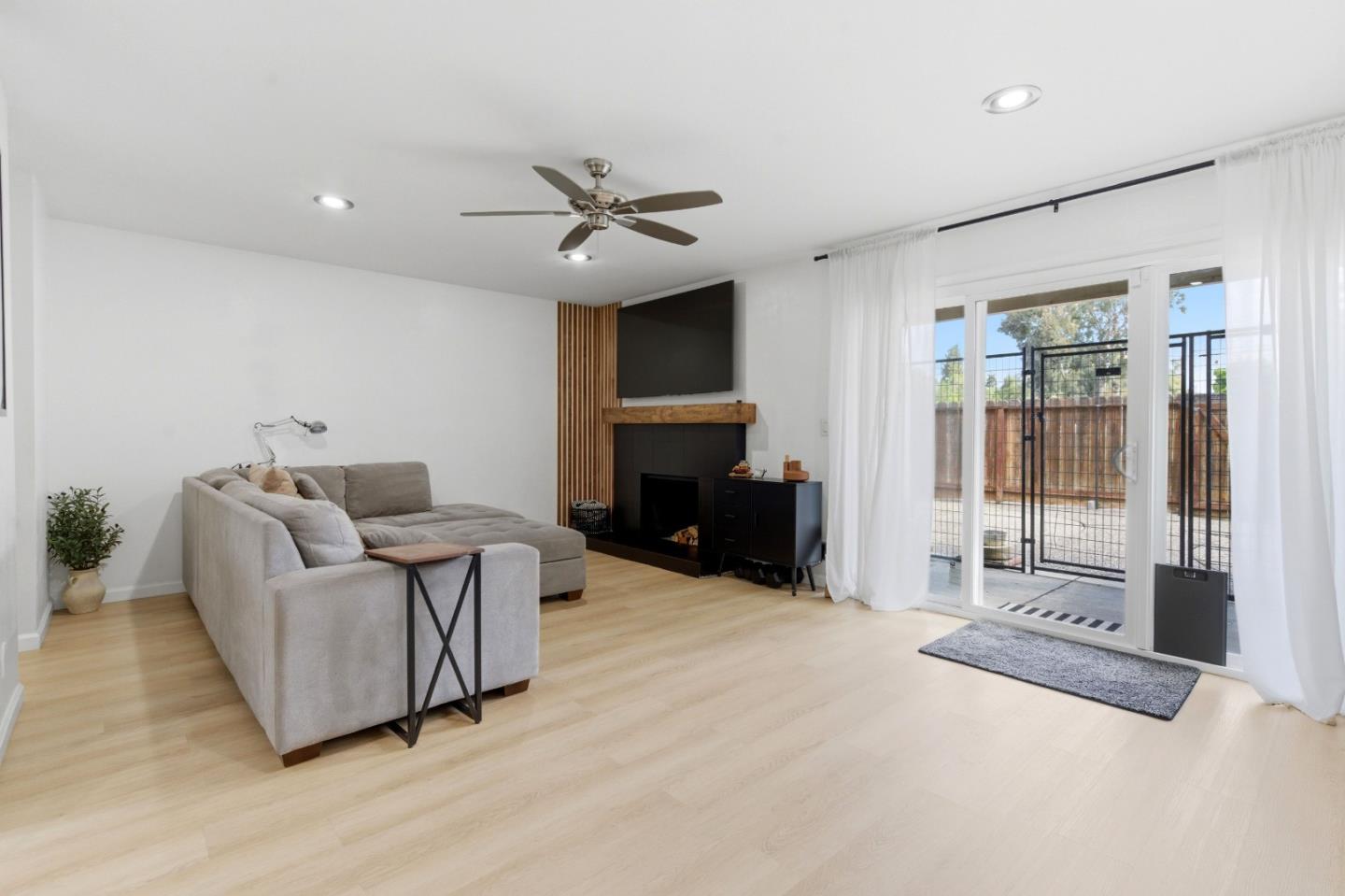 Detail Gallery Image 12 of 29 For 45 Villa Pacheco Ct, Hollister,  CA 95023 - 3 Beds | 2/1 Baths