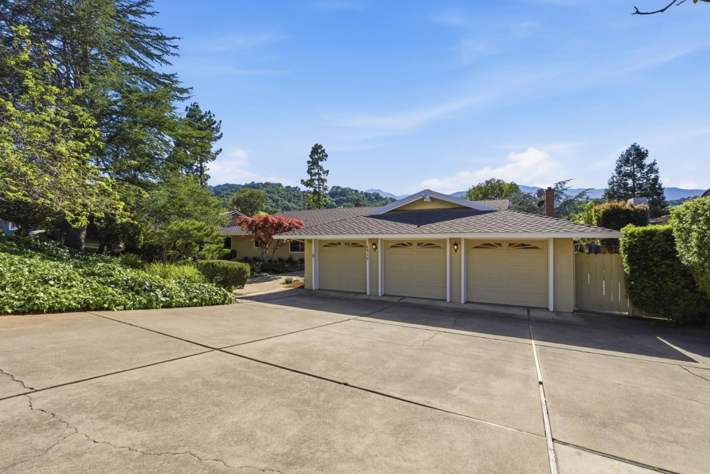 Detail Gallery Image 2 of 56 For 6915 Castlerock Dr, San Jose,  CA 95120 - 4 Beds | 2/1 Baths