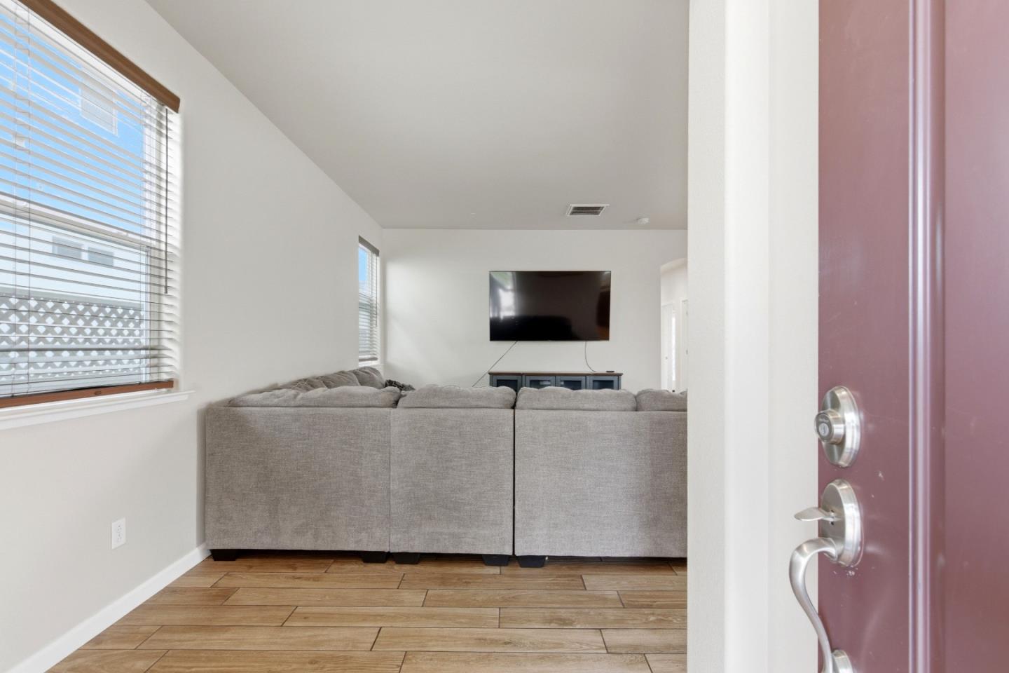 Detail Gallery Image 4 of 37 For 651 Livingston Ave, King City,  CA 93930 - 4 Beds | 2/1 Baths