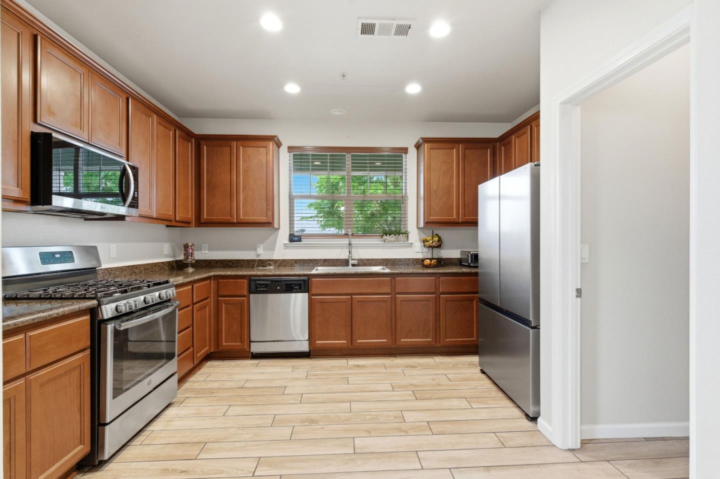 Detail Gallery Image 8 of 37 For 651 Livingston Ave, King City,  CA 93930 - 4 Beds | 2/1 Baths