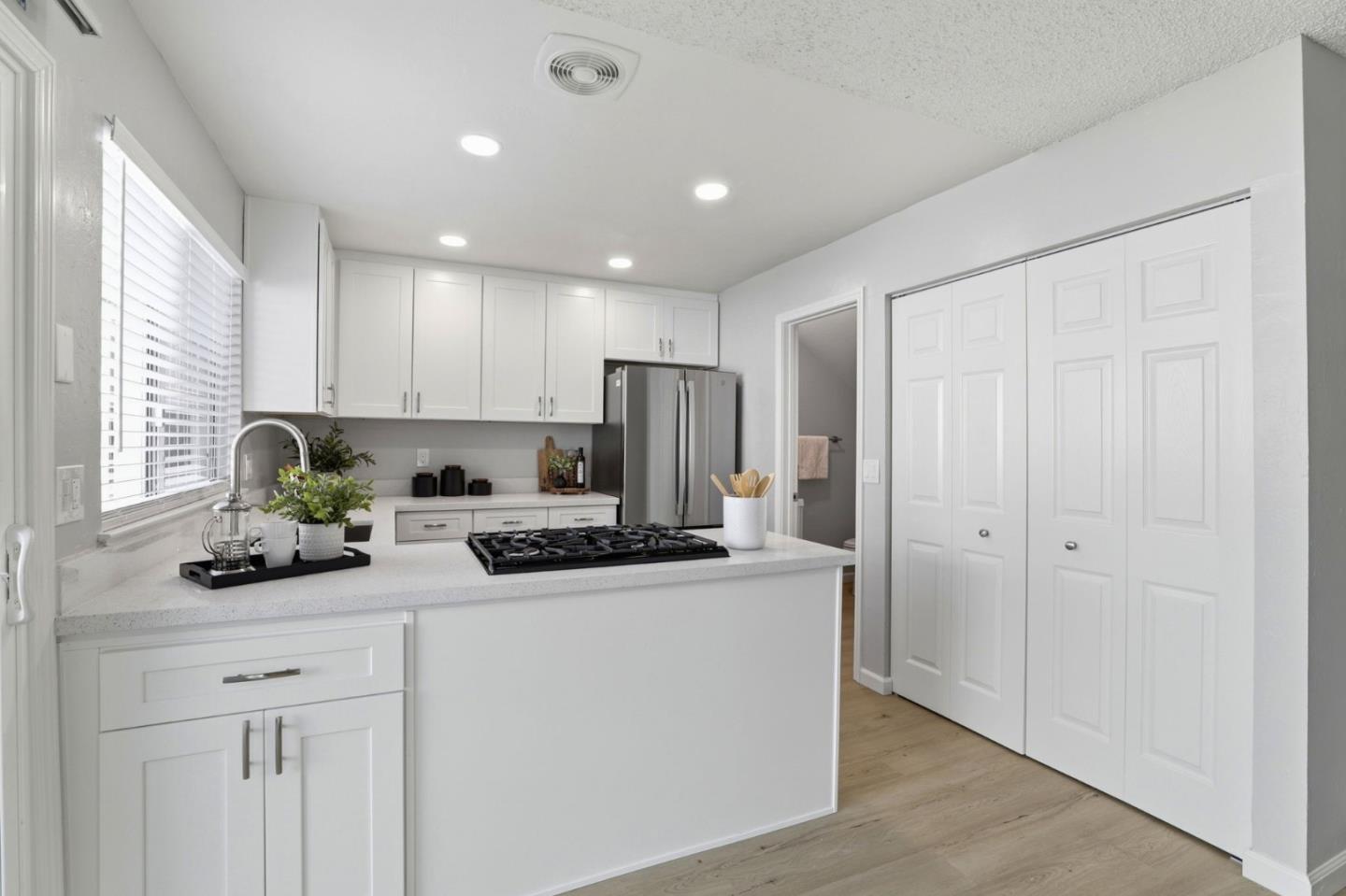 Detail Gallery Image 11 of 37 For 3184 Fernside Sq, San Jose,  CA 95132 - 3 Beds | 1/1 Baths