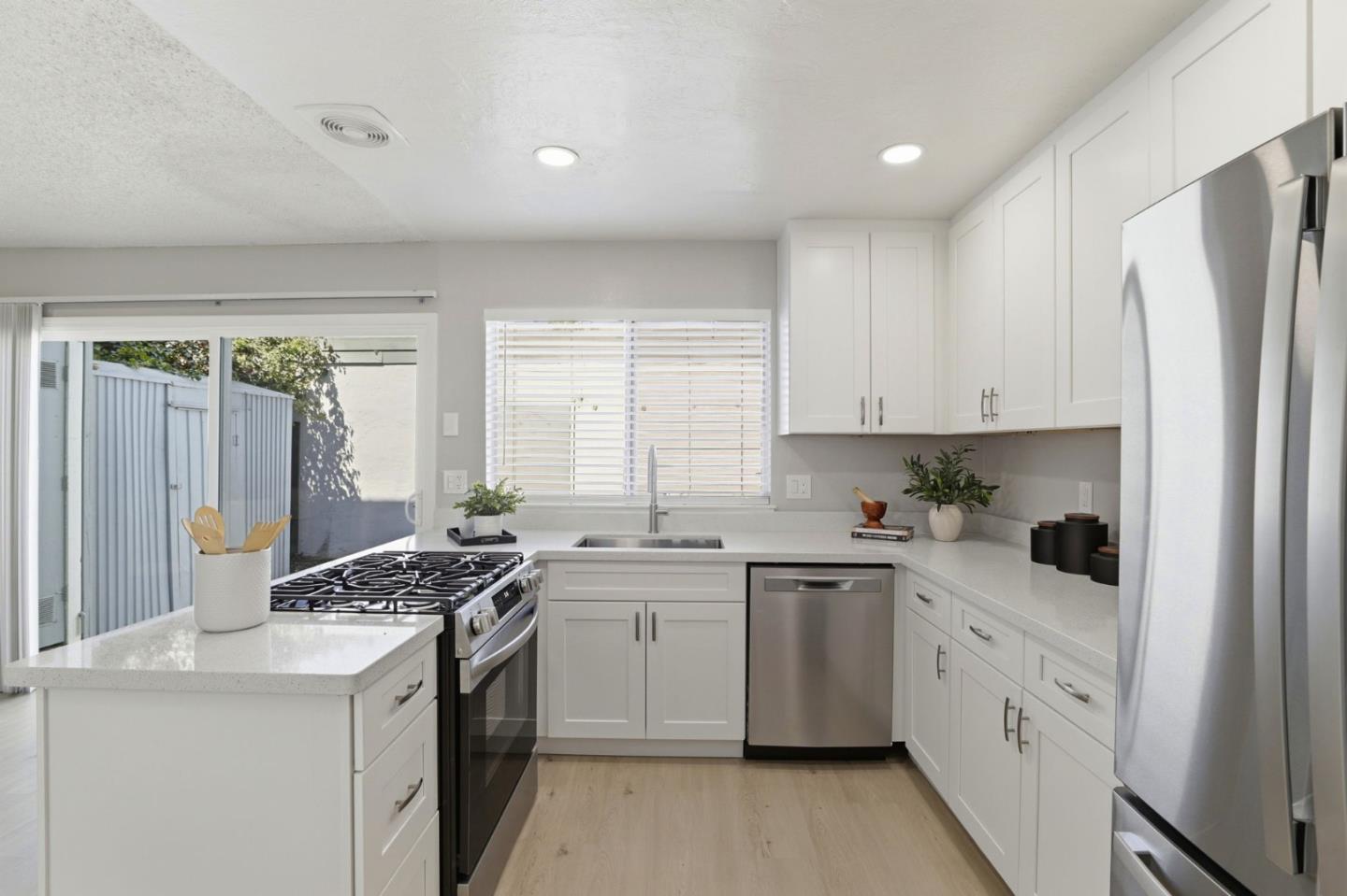 Detail Gallery Image 7 of 37 For 3184 Fernside Sq, San Jose,  CA 95132 - 3 Beds | 1/1 Baths