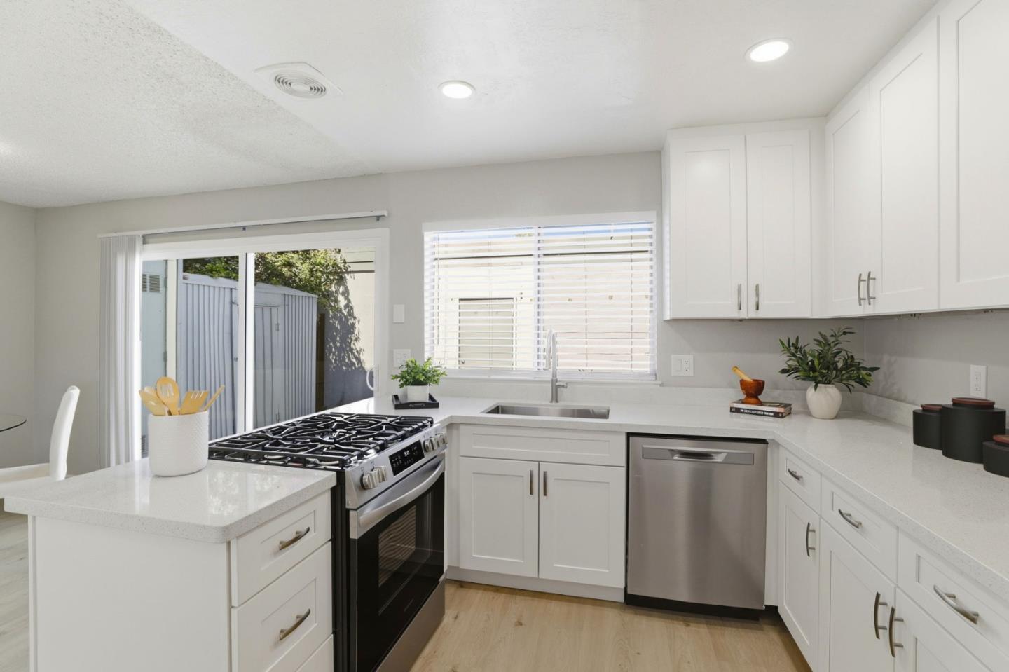 Detail Gallery Image 8 of 37 For 3184 Fernside Sq, San Jose,  CA 95132 - 3 Beds | 1/1 Baths