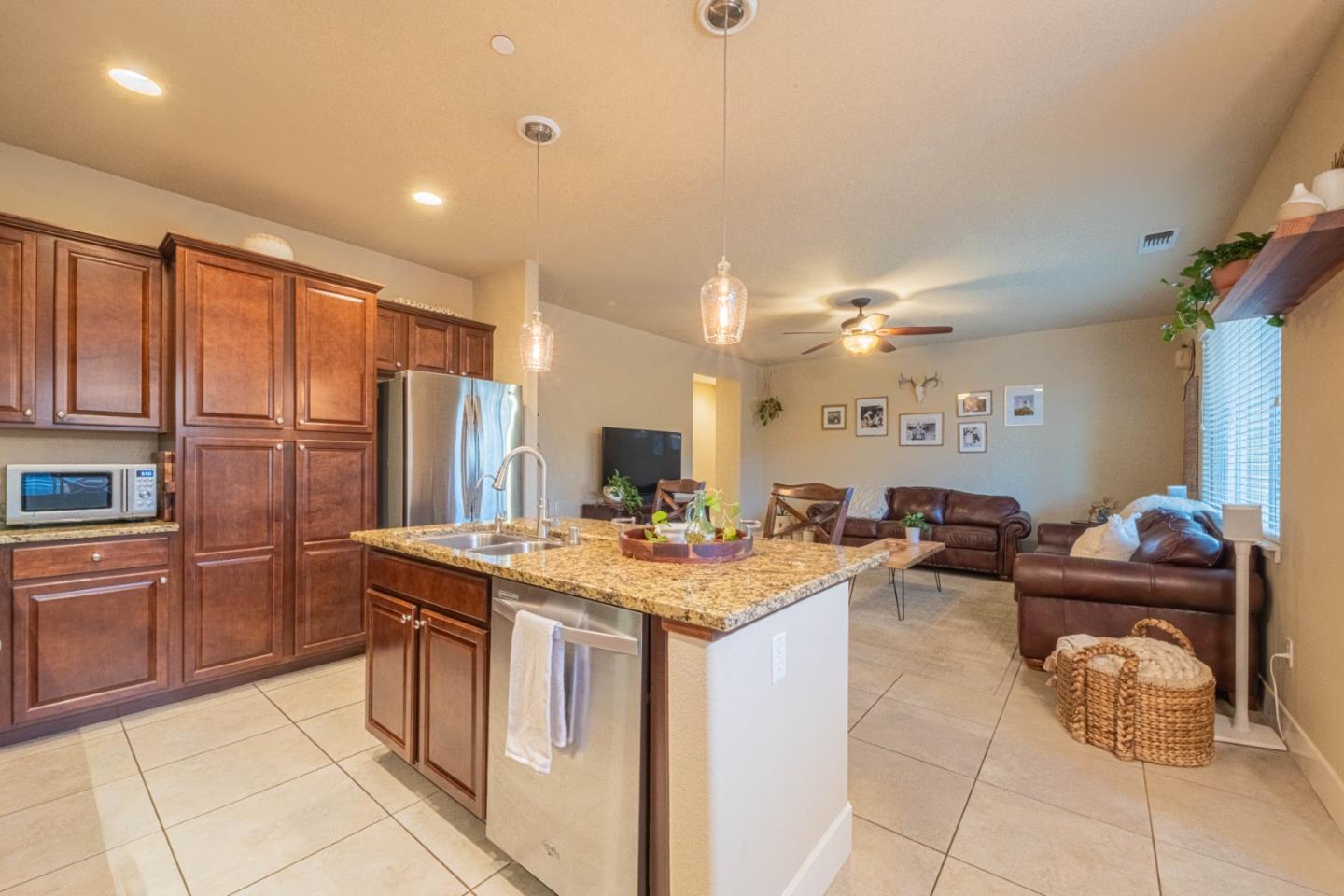 Detail Gallery Image 11 of 40 For 1581 Panorama Dr, Hollister,  CA 95023 - 4 Beds | 2 Baths