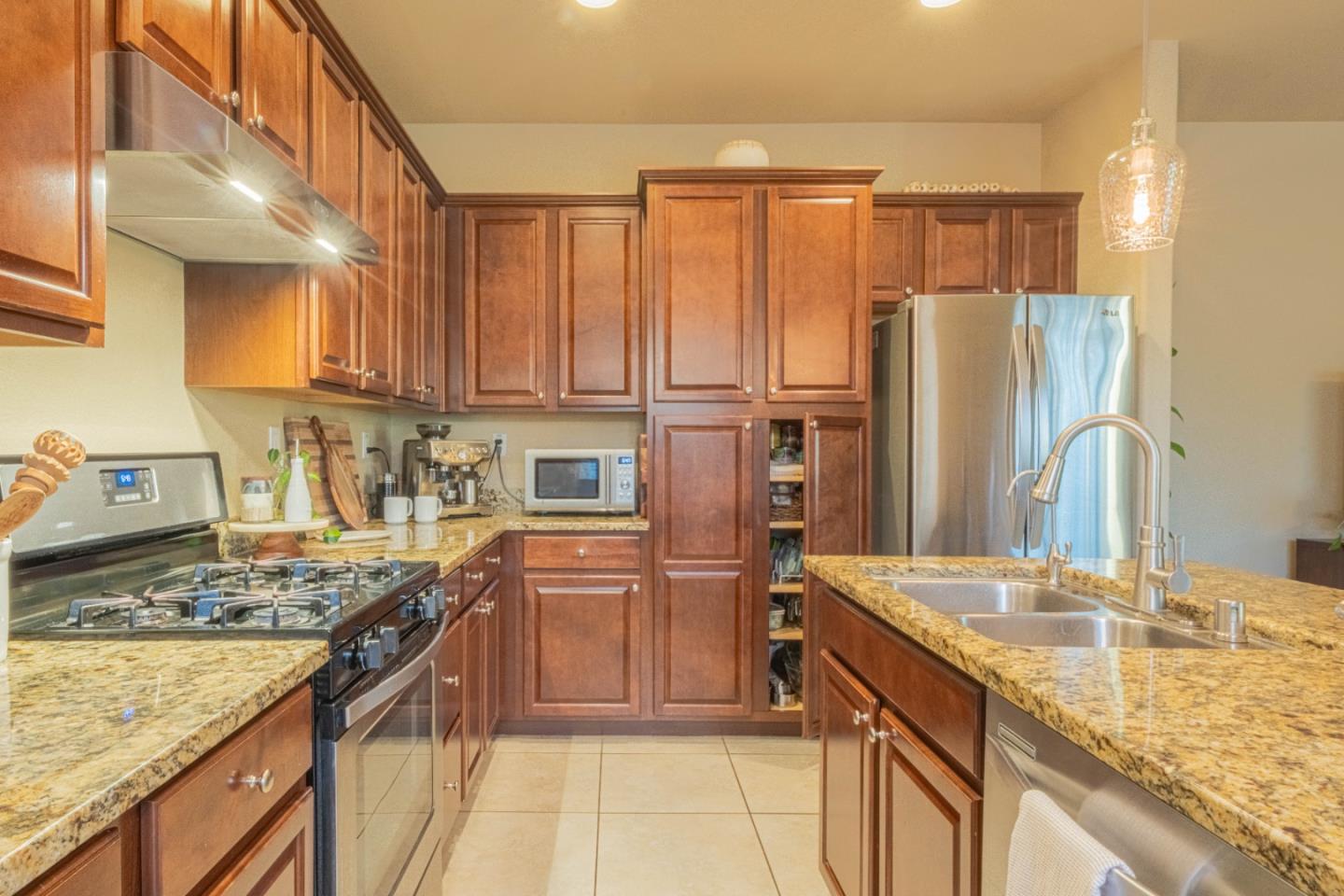 Detail Gallery Image 12 of 40 For 1581 Panorama Dr, Hollister,  CA 95023 - 4 Beds | 2 Baths