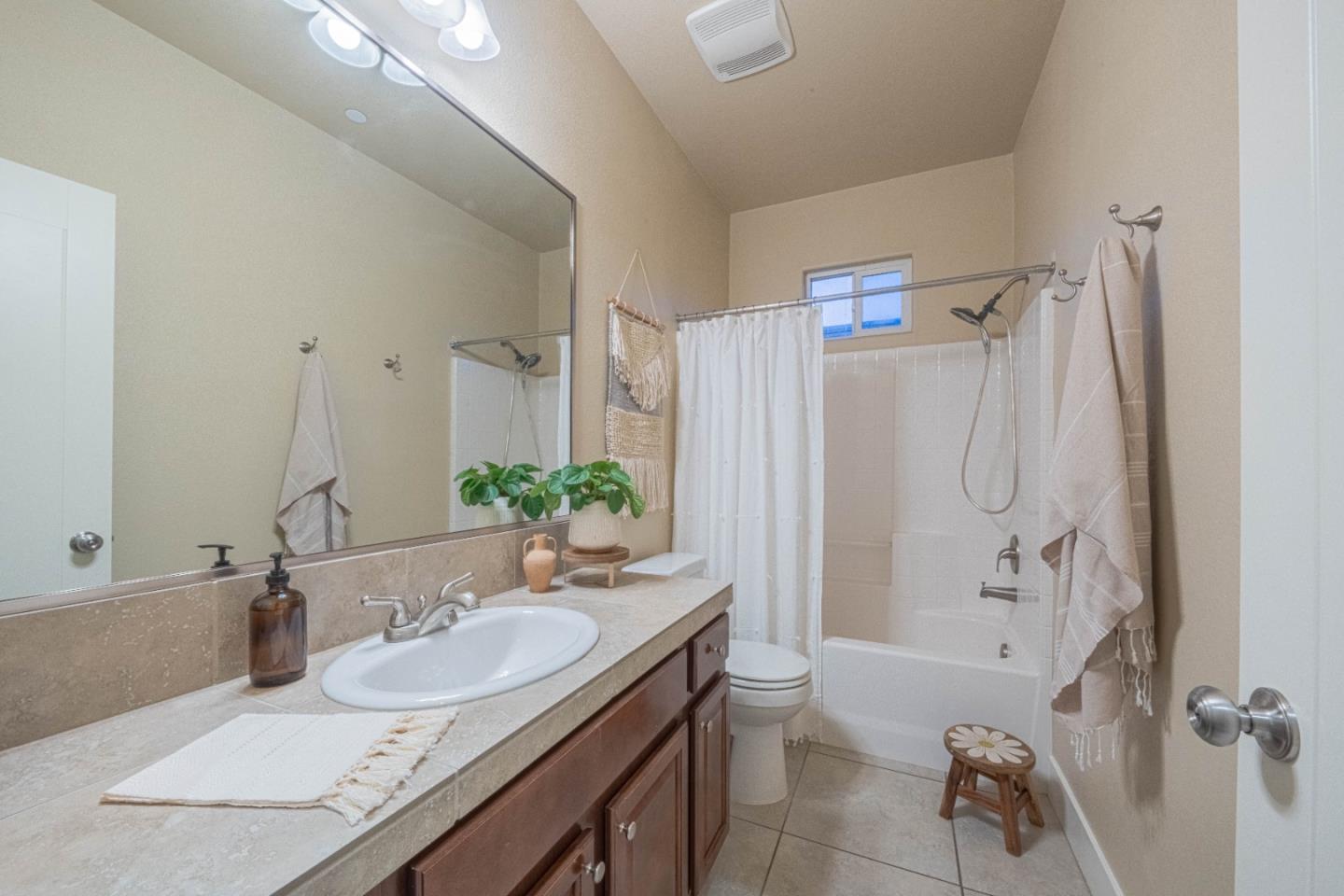 Detail Gallery Image 25 of 40 For 1581 Panorama Dr, Hollister,  CA 95023 - 4 Beds | 2 Baths