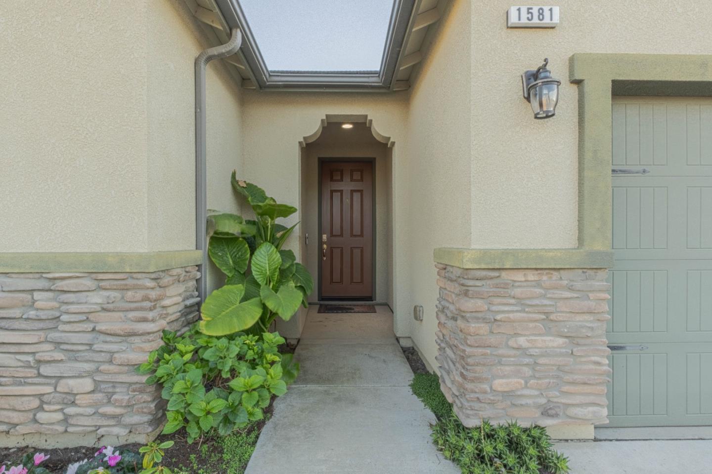 Detail Gallery Image 3 of 40 For 1581 Panorama Dr, Hollister,  CA 95023 - 4 Beds | 2 Baths