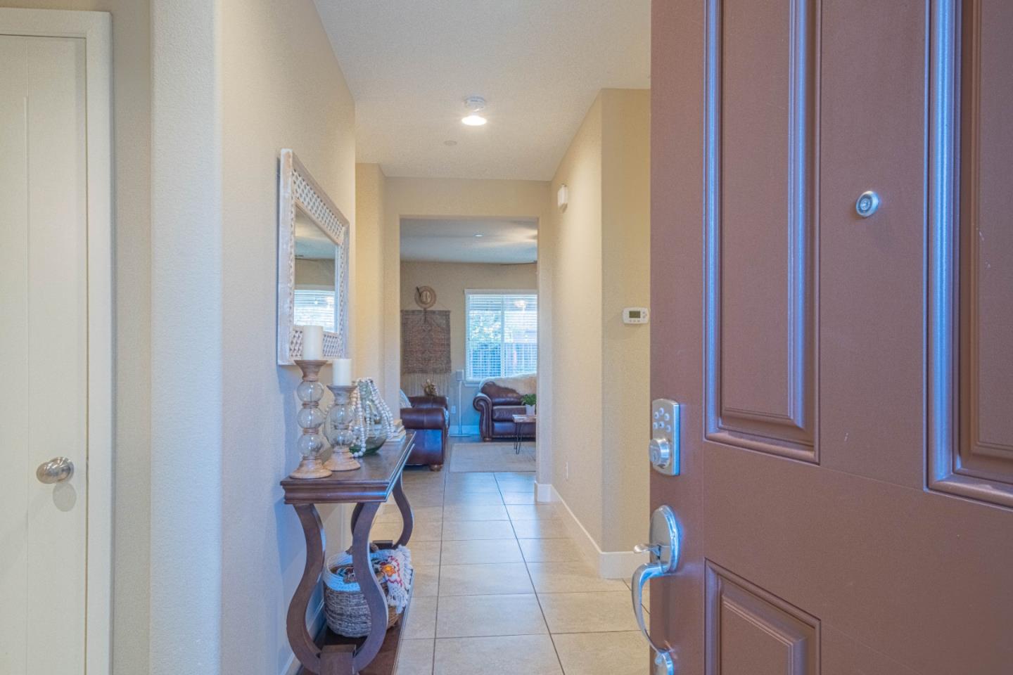 Detail Gallery Image 4 of 40 For 1581 Panorama Dr, Hollister,  CA 95023 - 4 Beds | 2 Baths