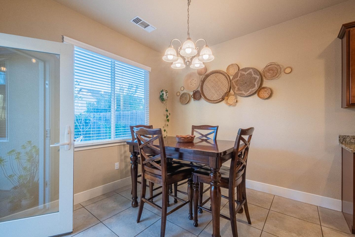 Detail Gallery Image 8 of 40 For 1581 Panorama Dr, Hollister,  CA 95023 - 4 Beds | 2 Baths