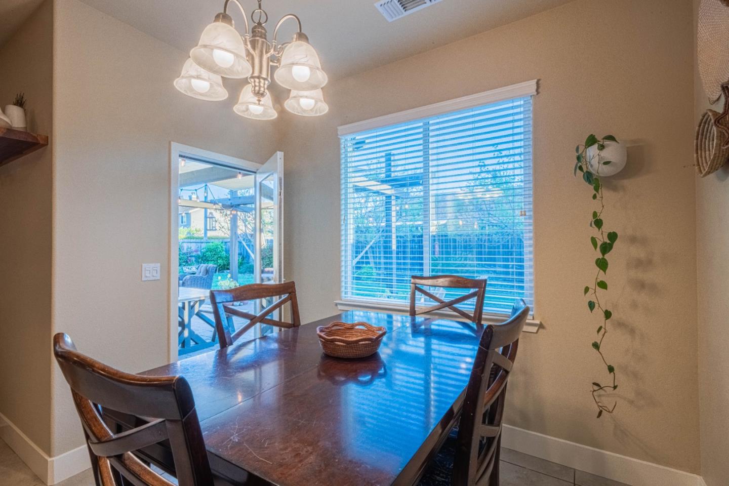 Detail Gallery Image 9 of 40 For 1581 Panorama Dr, Hollister,  CA 95023 - 4 Beds | 2 Baths