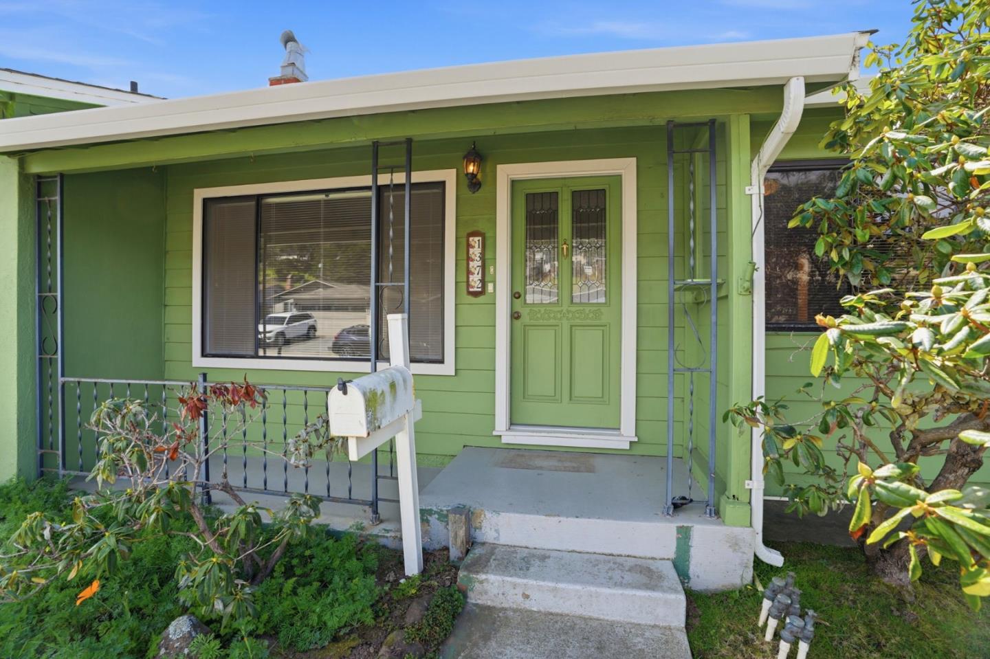 Detail Gallery Image 2 of 49 For 1372 Alicante Dr, Pacifica,  CA 94044 - 2 Beds | 2/1 Baths