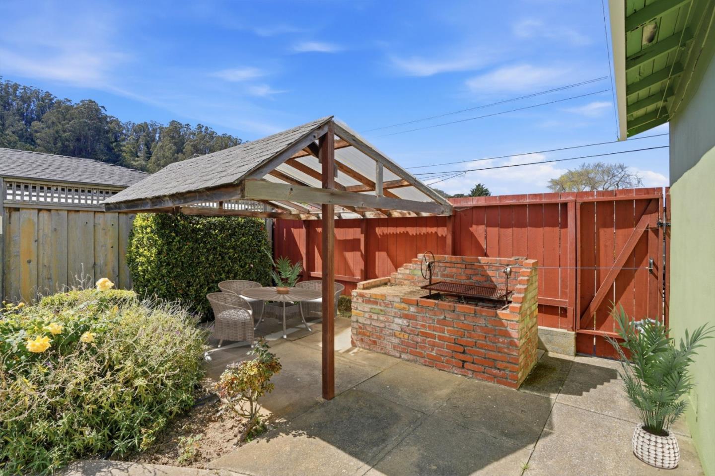 Detail Gallery Image 24 of 49 For 1372 Alicante Dr, Pacifica,  CA 94044 - 2 Beds | 2/1 Baths