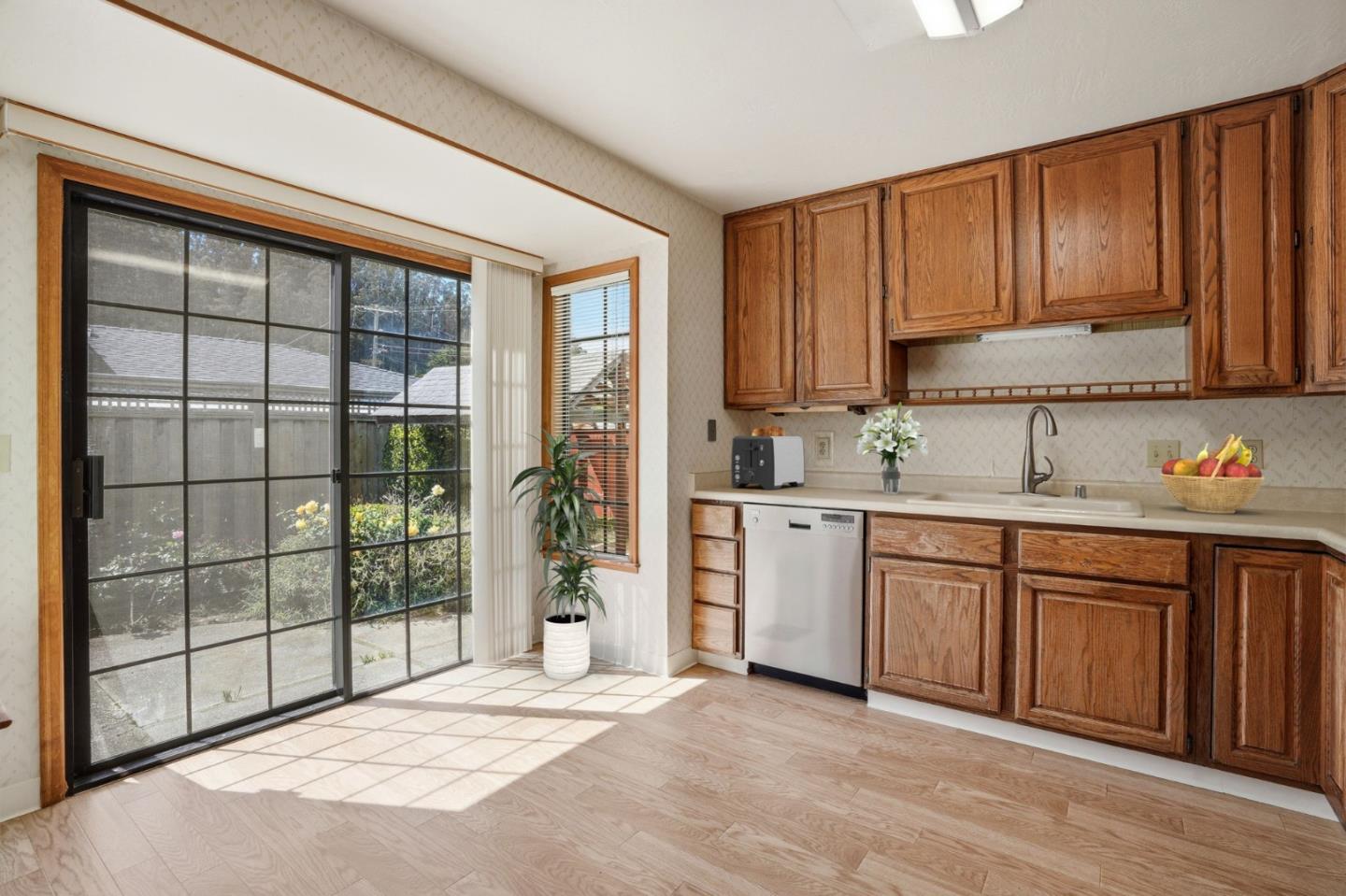 Detail Gallery Image 9 of 49 For 1372 Alicante Dr, Pacifica,  CA 94044 - 2 Beds | 2/1 Baths