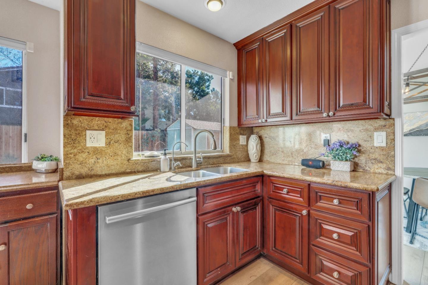 Detail Gallery Image 11 of 54 For 810 Coventry Cir, Brentwood,  CA 94513 - 4 Beds | 2/1 Baths