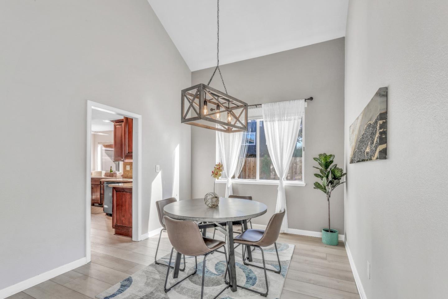 Detail Gallery Image 5 of 54 For 810 Coventry Cir, Brentwood,  CA 94513 - 4 Beds | 2/1 Baths