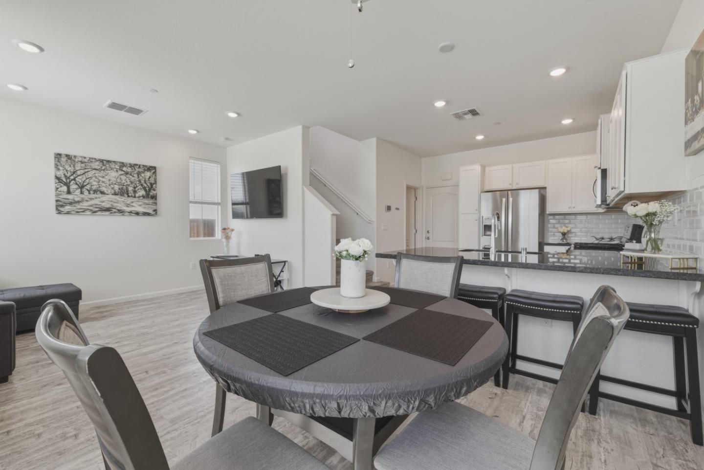 Detail Gallery Image 10 of 48 For 1180 Julia Cir, Hollister,  CA 95023 - 3 Beds | 2/1 Baths