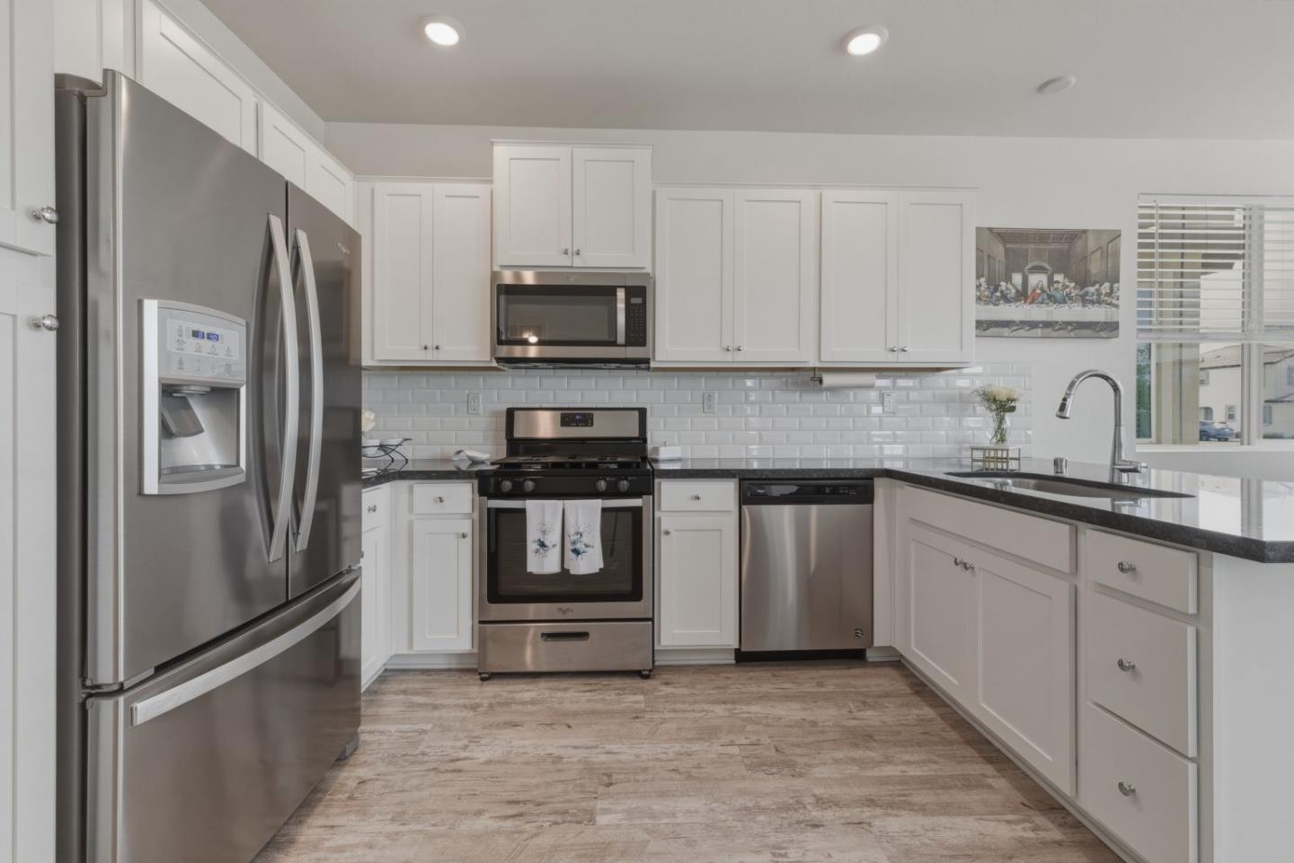 Detail Gallery Image 12 of 48 For 1180 Julia Cir, Hollister,  CA 95023 - 3 Beds | 2/1 Baths