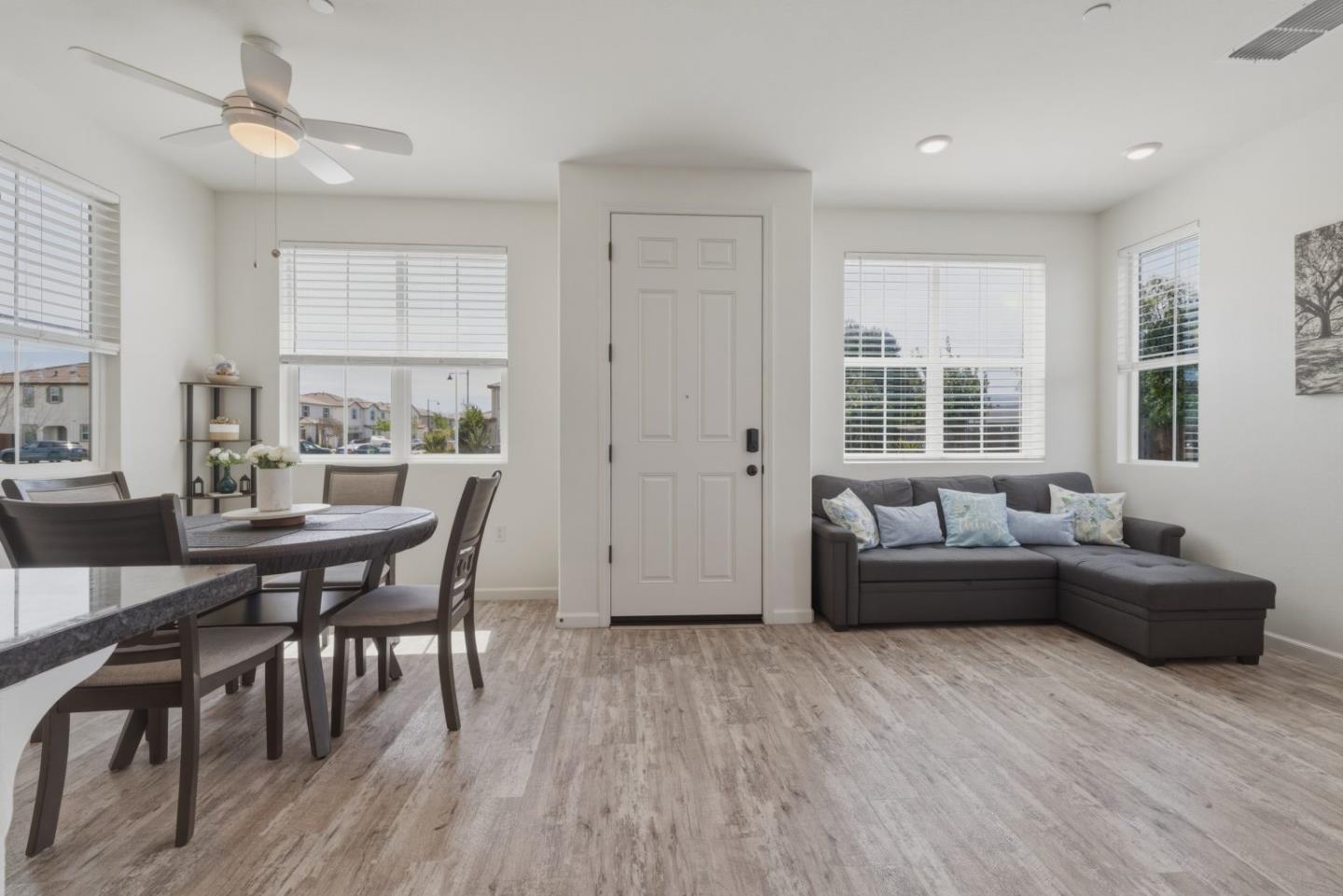 Detail Gallery Image 3 of 48 For 1180 Julia Cir, Hollister,  CA 95023 - 3 Beds | 2/1 Baths