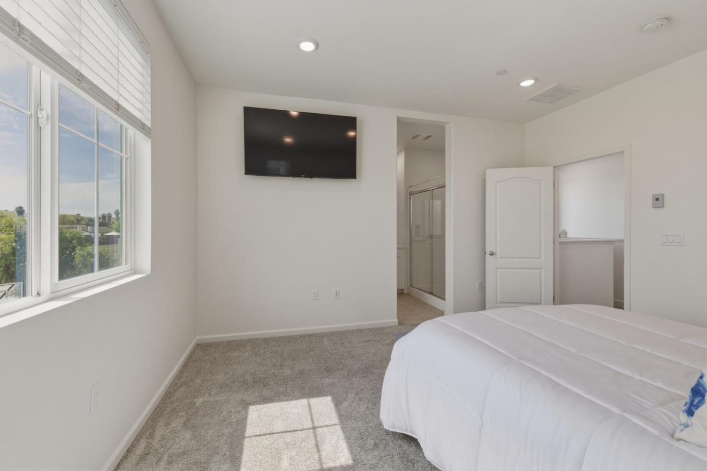 Detail Gallery Image 30 of 48 For 1180 Julia Cir, Hollister,  CA 95023 - 3 Beds | 2/1 Baths