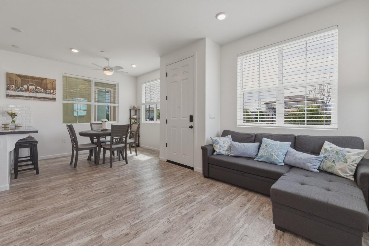 Detail Gallery Image 4 of 48 For 1180 Julia Cir, Hollister,  CA 95023 - 3 Beds | 2/1 Baths