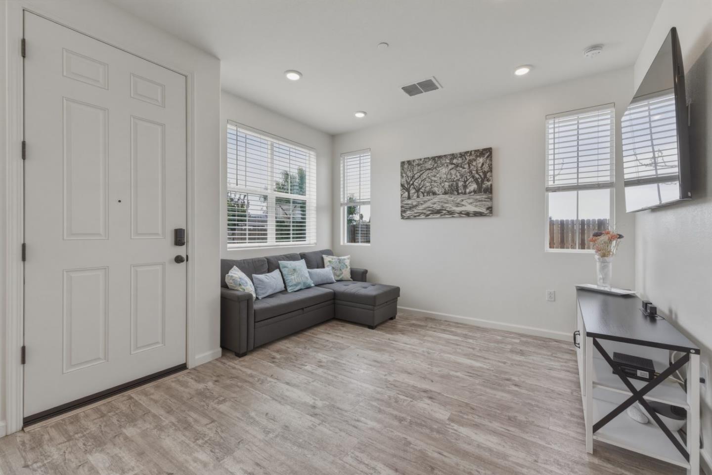 Detail Gallery Image 5 of 48 For 1180 Julia Cir, Hollister,  CA 95023 - 3 Beds | 2/1 Baths