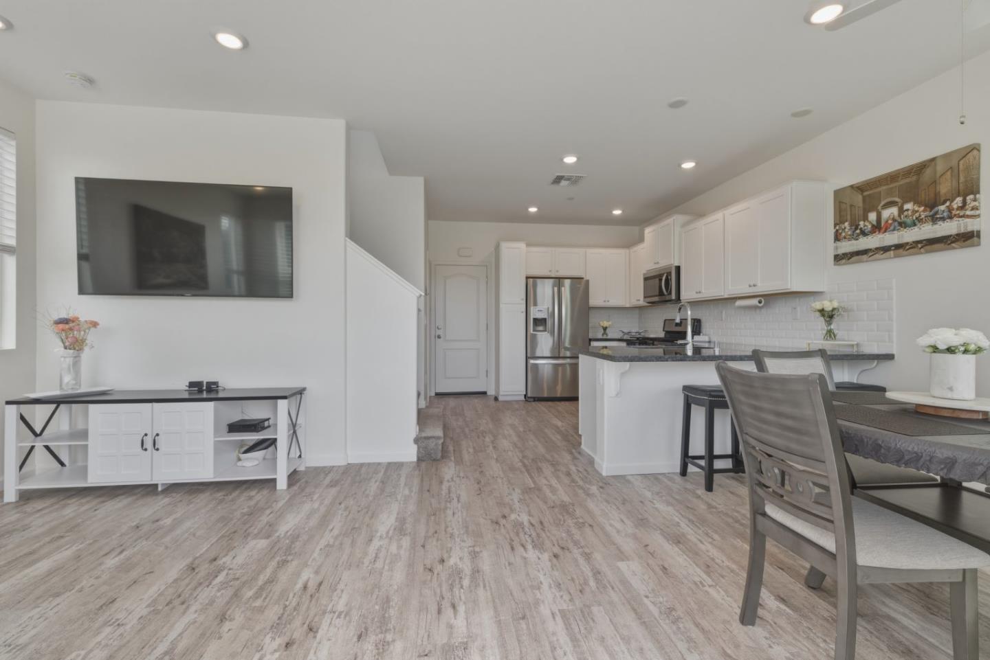 Detail Gallery Image 6 of 48 For 1180 Julia Cir, Hollister,  CA 95023 - 3 Beds | 2/1 Baths