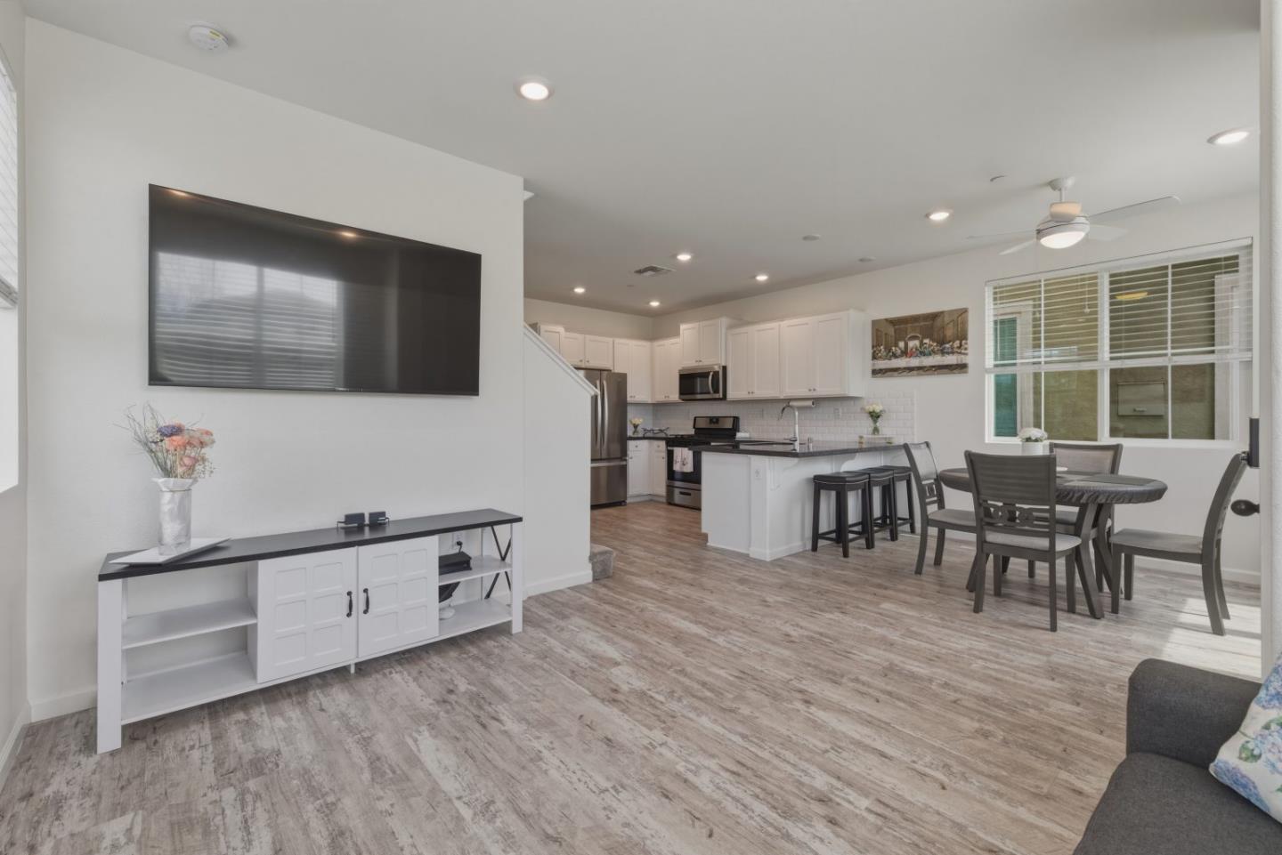 Detail Gallery Image 7 of 48 For 1180 Julia Cir, Hollister,  CA 95023 - 3 Beds | 2/1 Baths