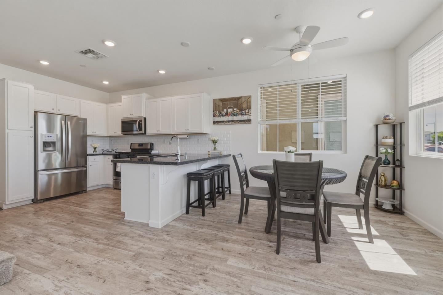 Detail Gallery Image 8 of 48 For 1180 Julia Cir, Hollister,  CA 95023 - 3 Beds | 2/1 Baths