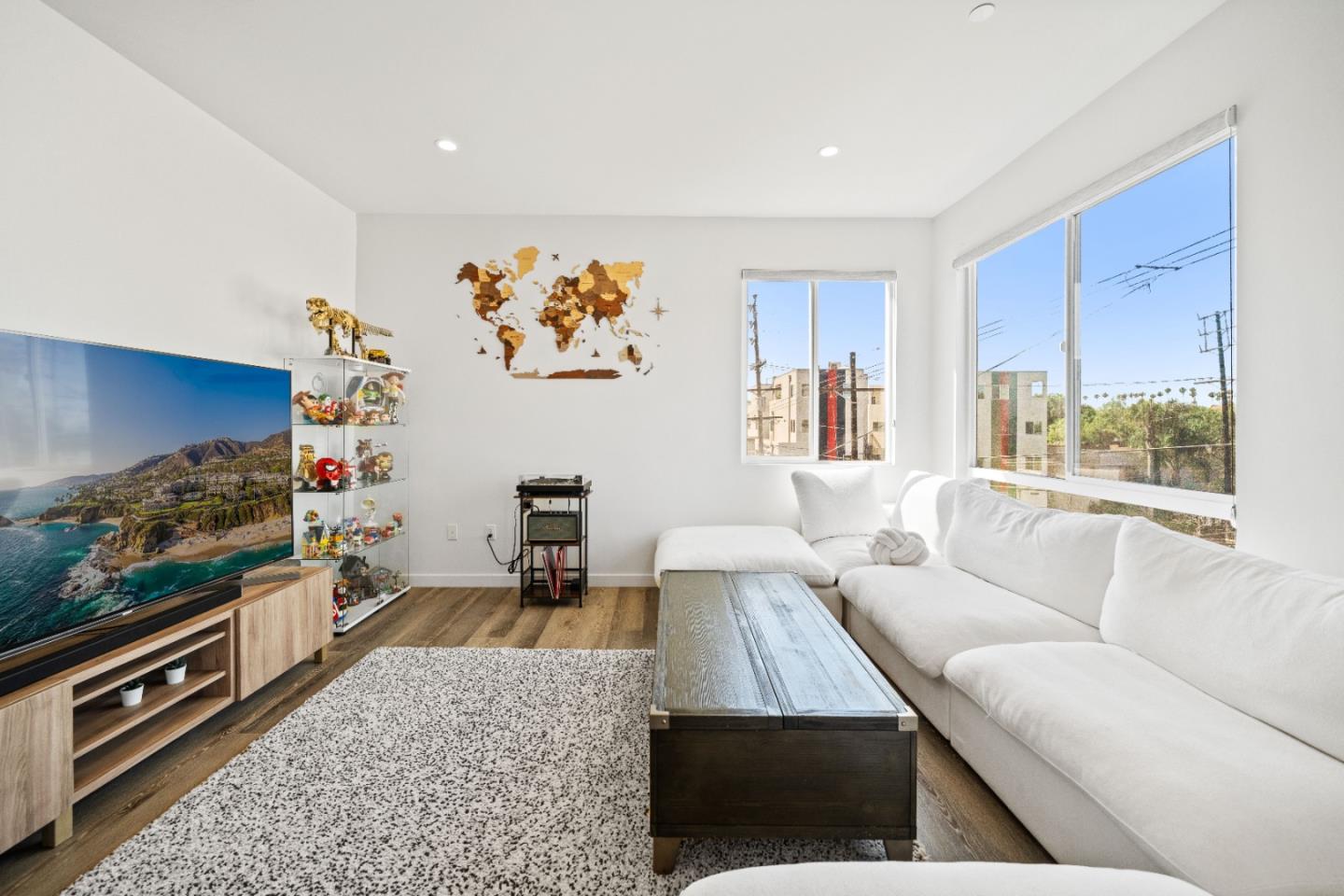 Detail Gallery Image 2 of 43 For 1055 S Serrano Ave #305,  Los Angeles,  CA 90006 - 2 Beds | 2 Baths
