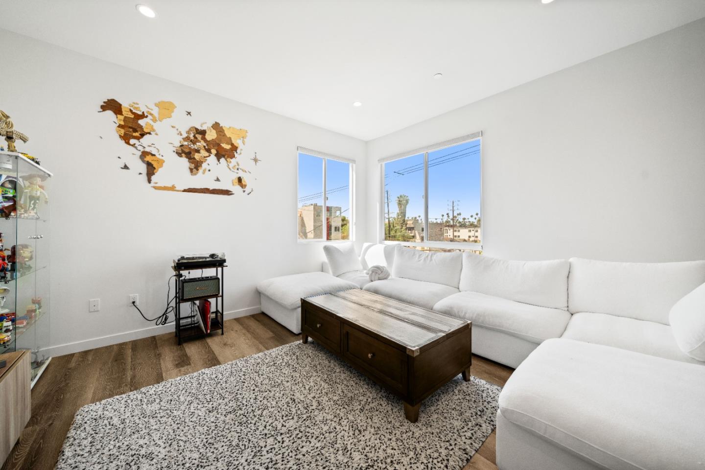 Detail Gallery Image 3 of 43 For 1055 S Serrano Ave #305,  Los Angeles,  CA 90006 - 2 Beds | 2 Baths