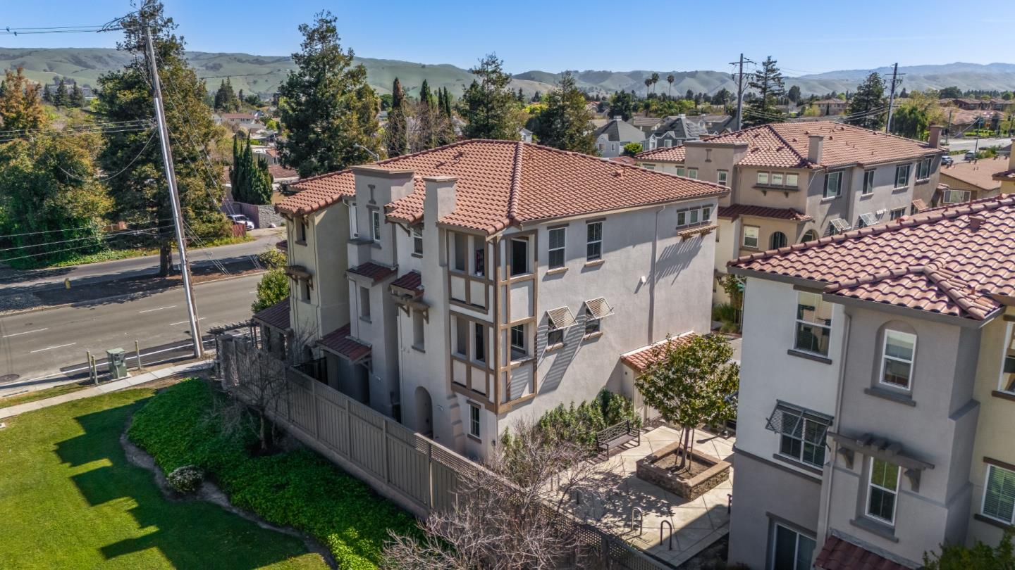 Detail Gallery Image 3 of 33 For 4023 Clydesdale Cmn, Fremont,  CA 94555 - 2 Beds | 2 Baths